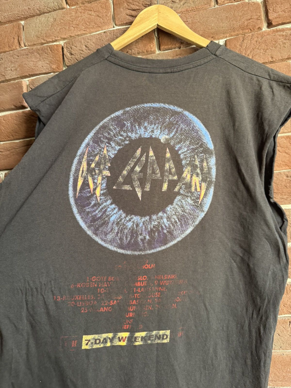 Band Tees Vintage Def Leppard 1993 Tour Rock Metal Band Tshirt op: Size US L / EU 52-54 / 3 - 8 Thumbnail