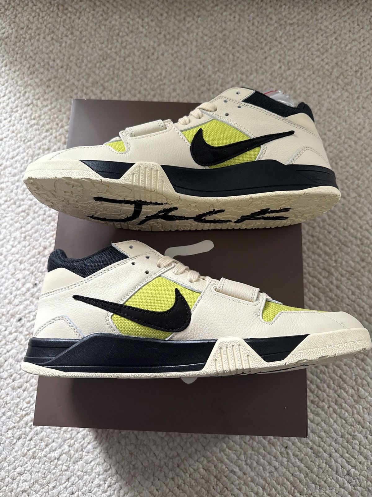 Nike Travis Scott Bright Cactus Size US 10.5 / EU 43-44 - 1 Thumbnail