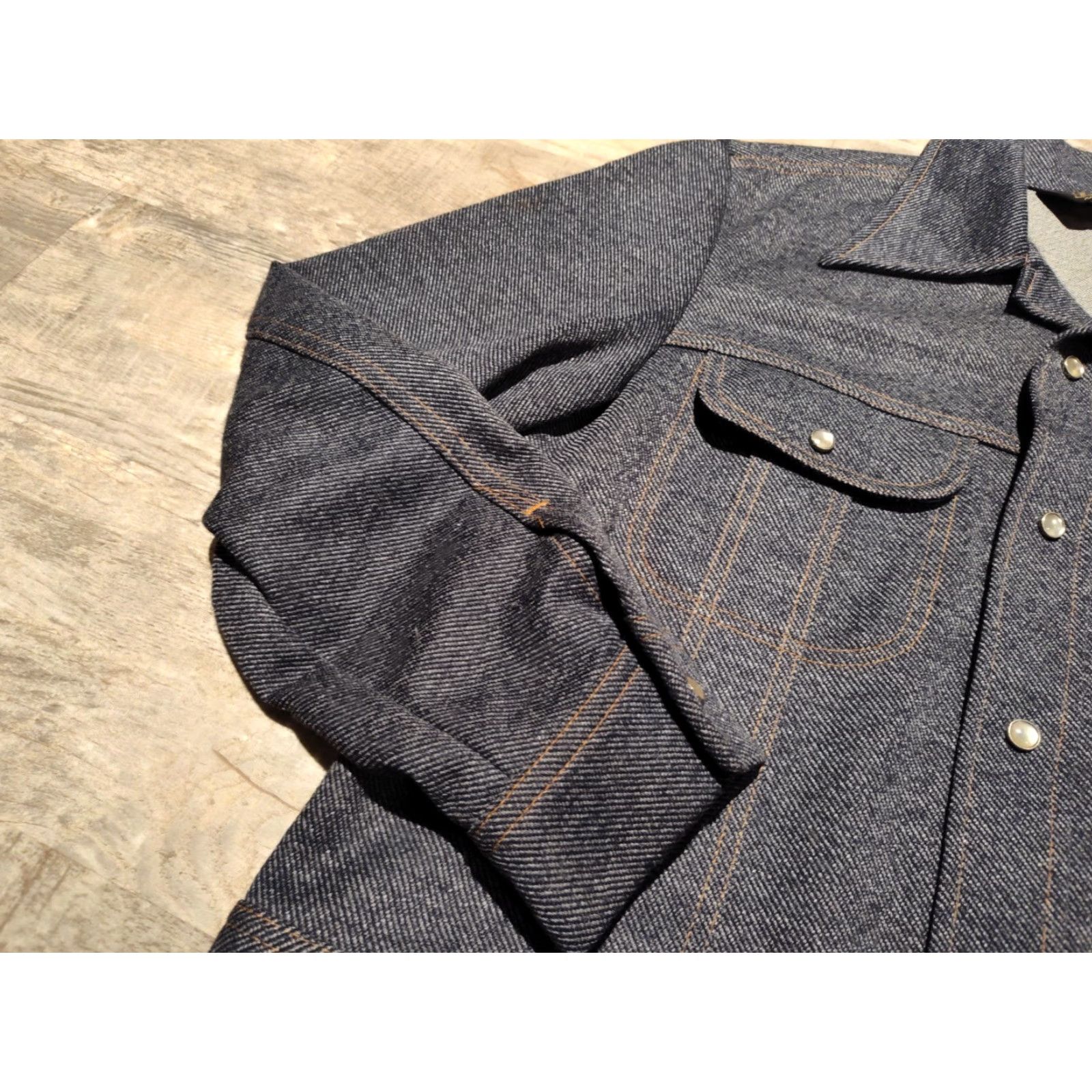 Lee Lee Vintage Denim Jacket Poly Blend Made in USA Sz M Pearl Snap Trucker Blue Button Pocket Casual Workwear 70's 80s USA Size US 31 - 4 Thumbnail