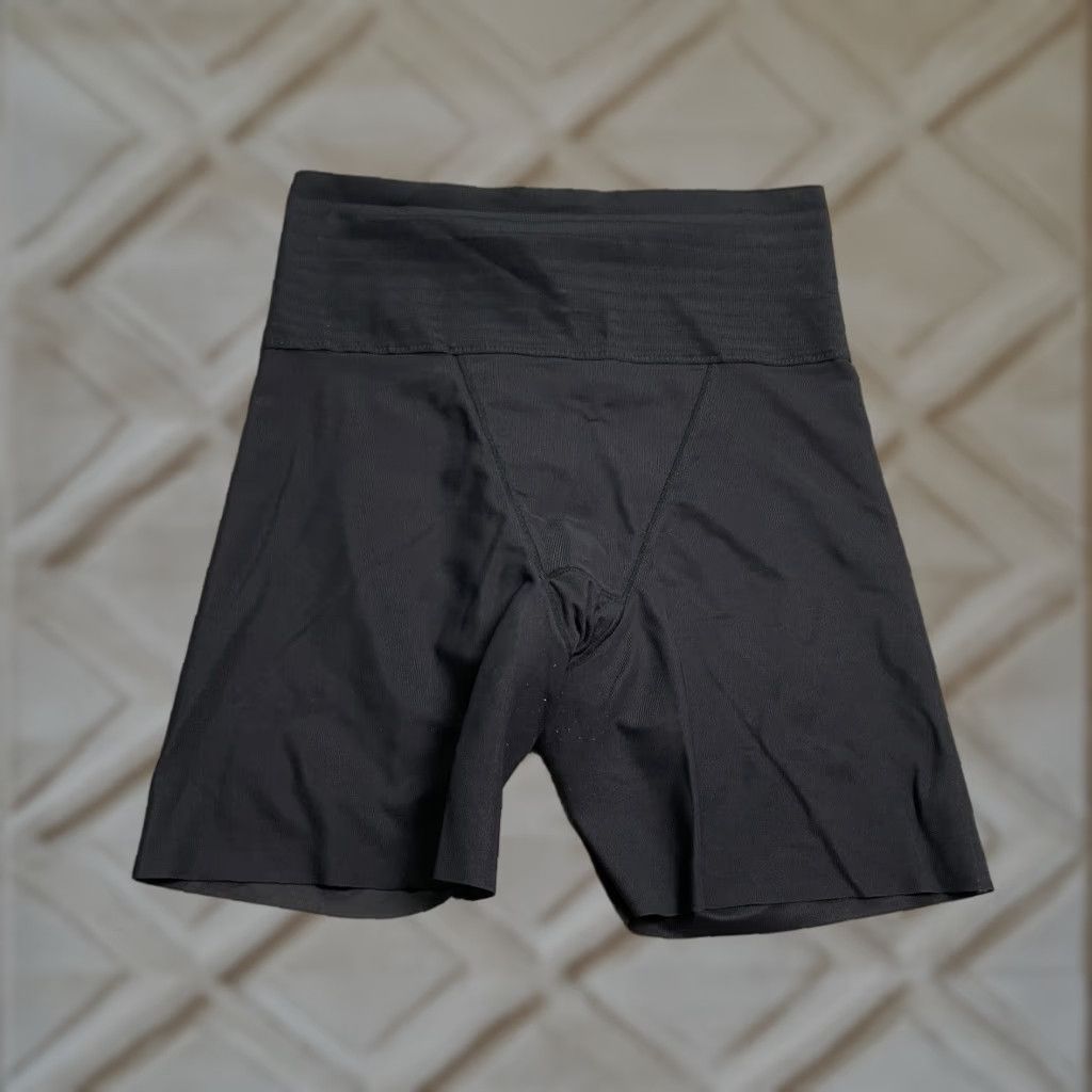 Vintage VINTAGE Uniqlo Compression Active Shorts Womens Large Black Sports Yoga Running 5in Size 36" / US 14 / IT 50 - 1 Thumbnail