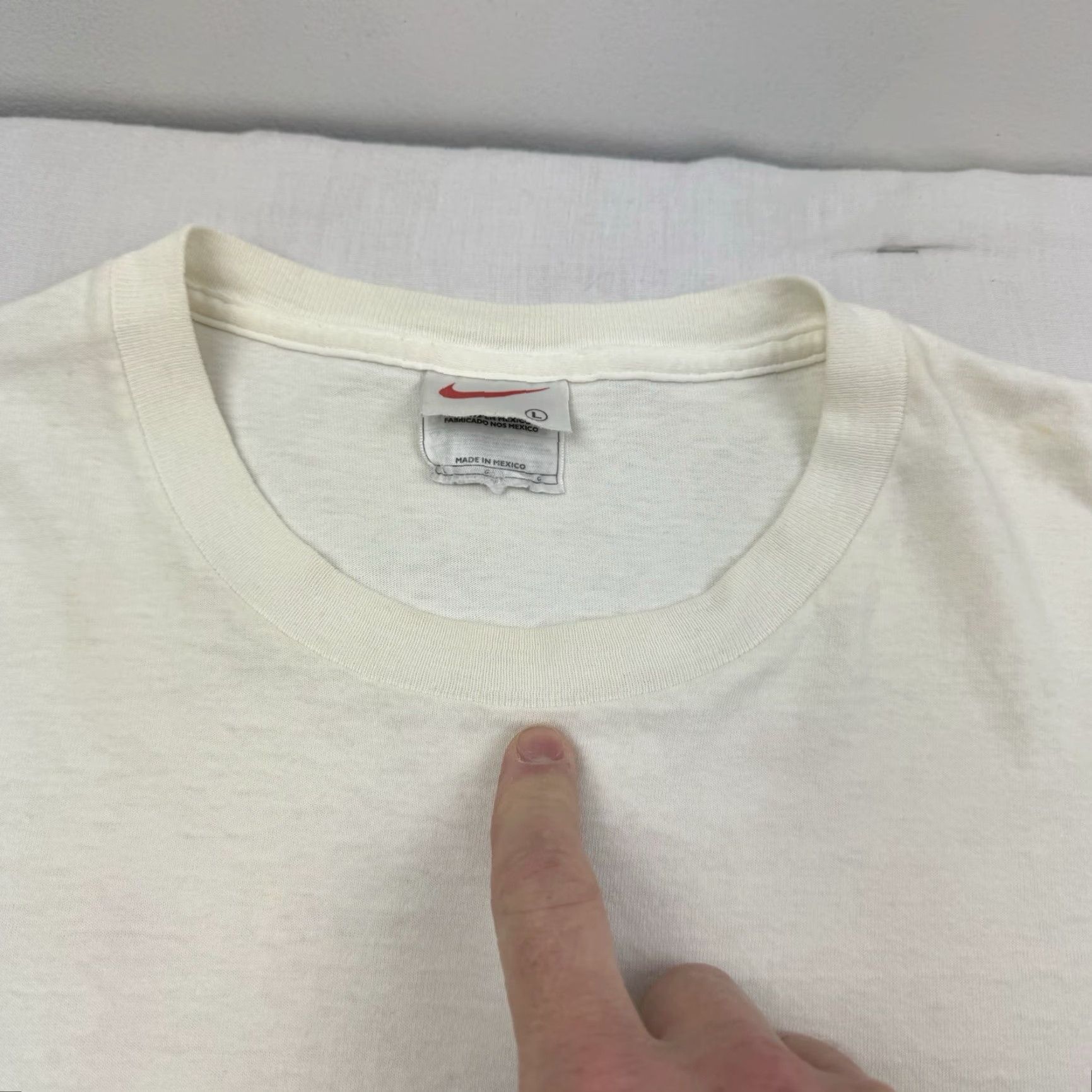 Nike Vintage Nike T Shirt Adult Large White Small Patch Center Script 90s White Tag Size US L / EU 52-54 / 3 - 7 Thumbnail