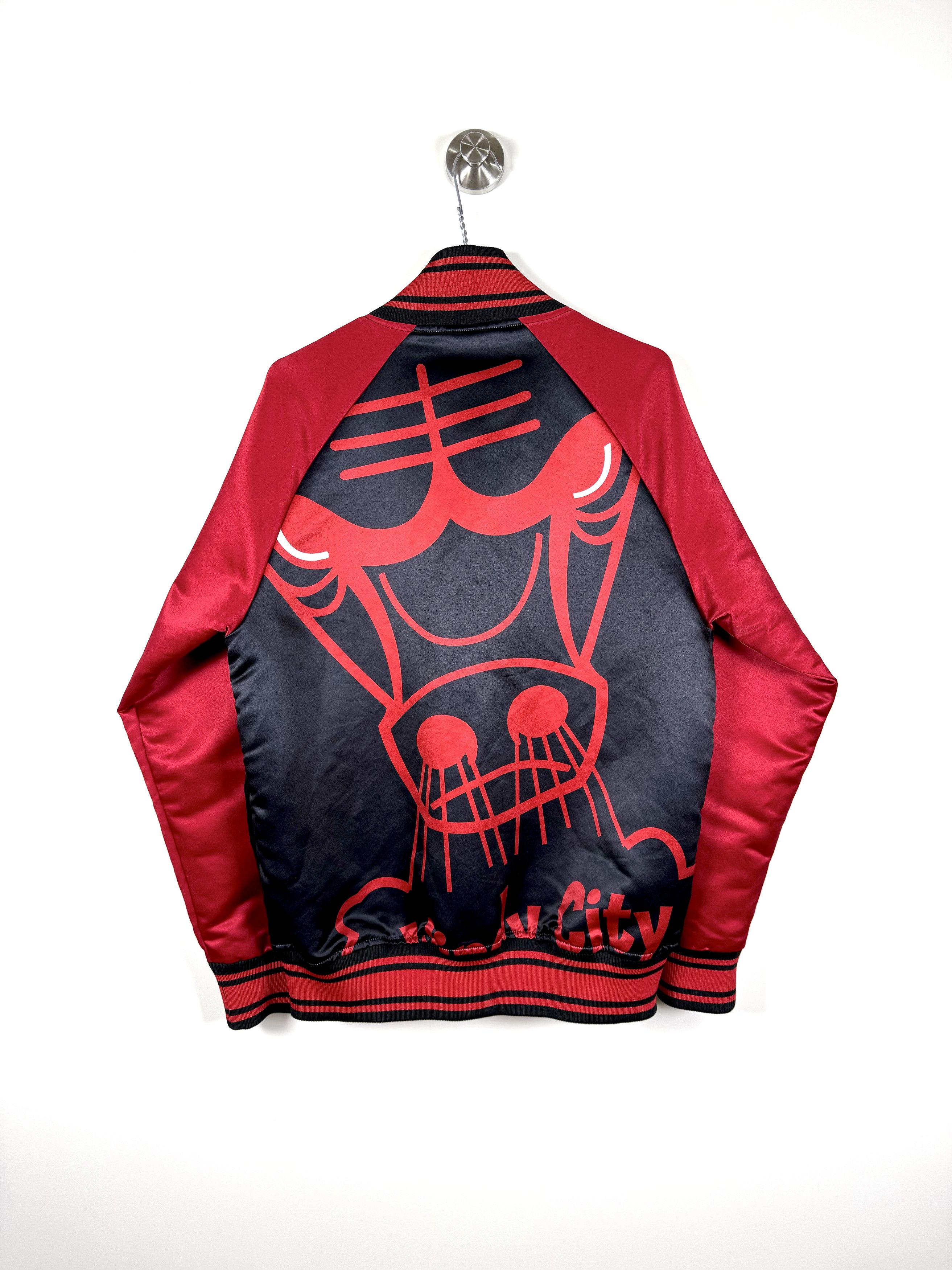 Mitchell & Ness Mitchell & Ness Chicago Bulls Colossal Logo Satin Jacket (M) Size US M / EU 48-50 / 2 - 2 Thumbnail