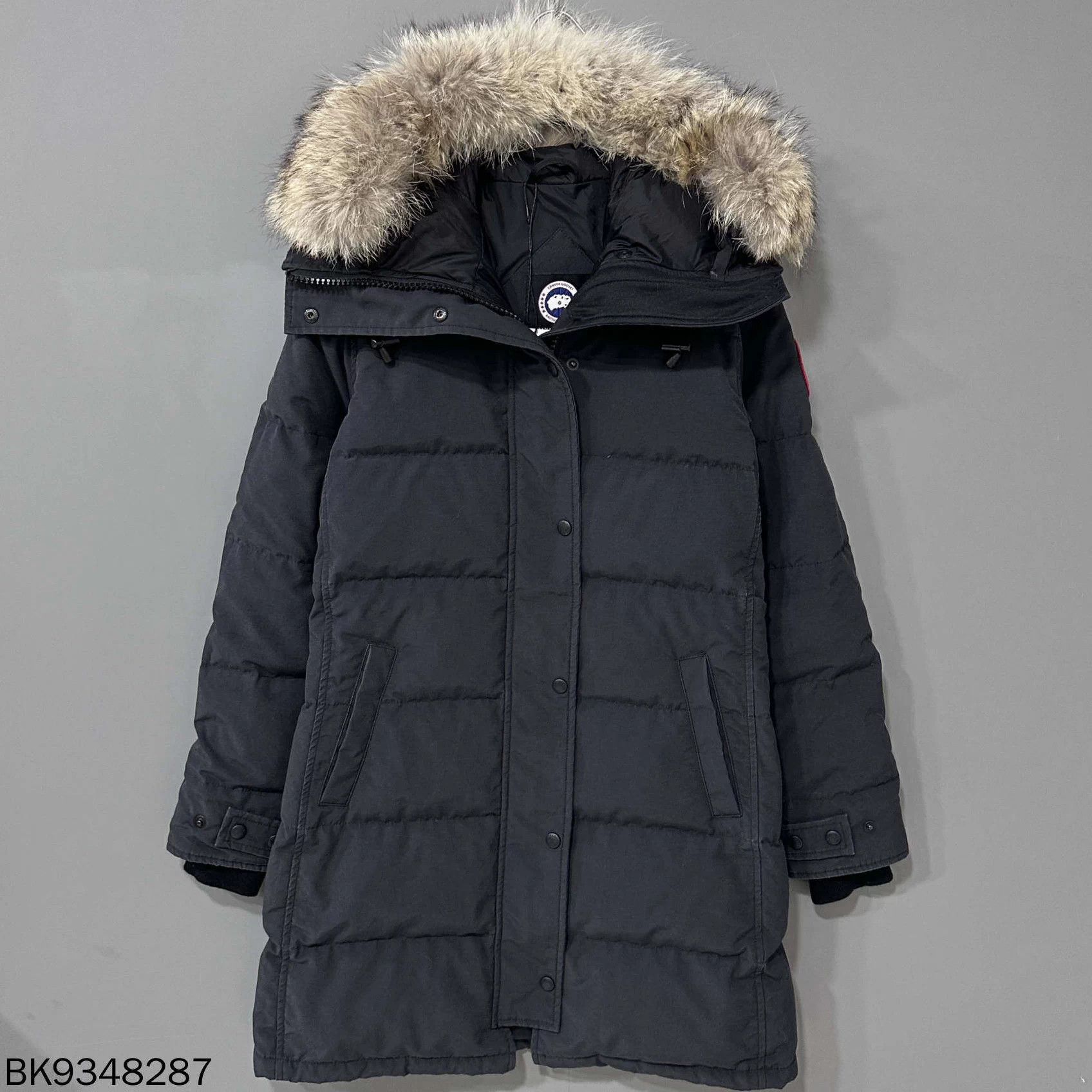 Canada Goose Canada Goose black logo puffer jacket S 98 new fur whitish Size US S / EU 44-46 / 1 - 1 Thumbnail