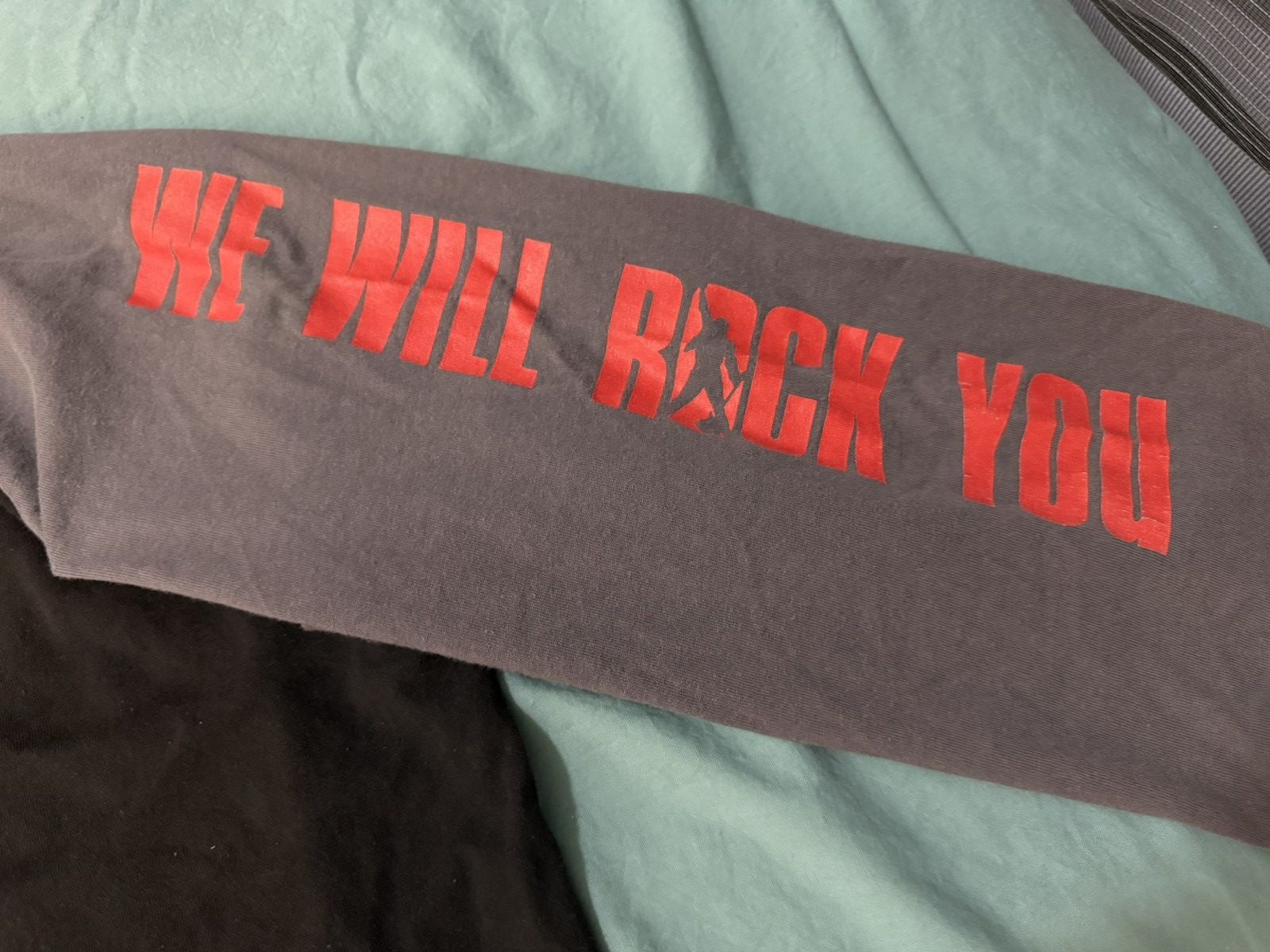 Band Tees Vintage 2000s Queen We Will Rock You Musical Quarter Sleeve Size US XL / EU 56 / 4 - 4 Thumbnail