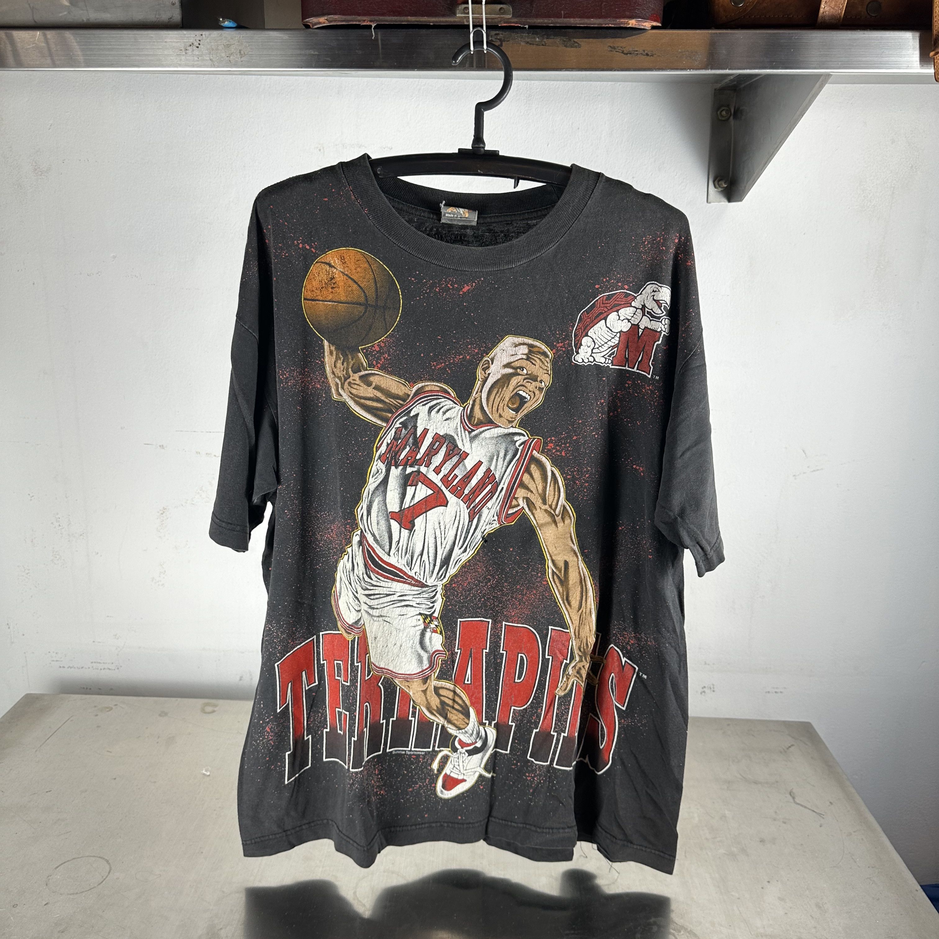 Vintage Vintage 90s Maryland Terrapins Basketball NCAA AOP T-Shirt Size US XL / EU 56 / 4 - 1 Thumbnail