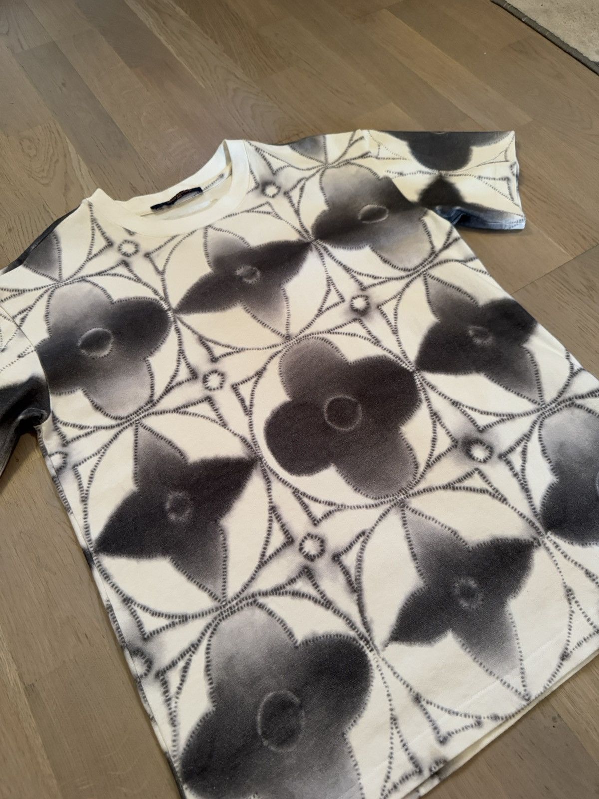 Louis Vuitton LOUIS VUITTON tshirt , real measurements by tape in photos Size US M / EU 48-50 / 2 - 2 Thumbnail