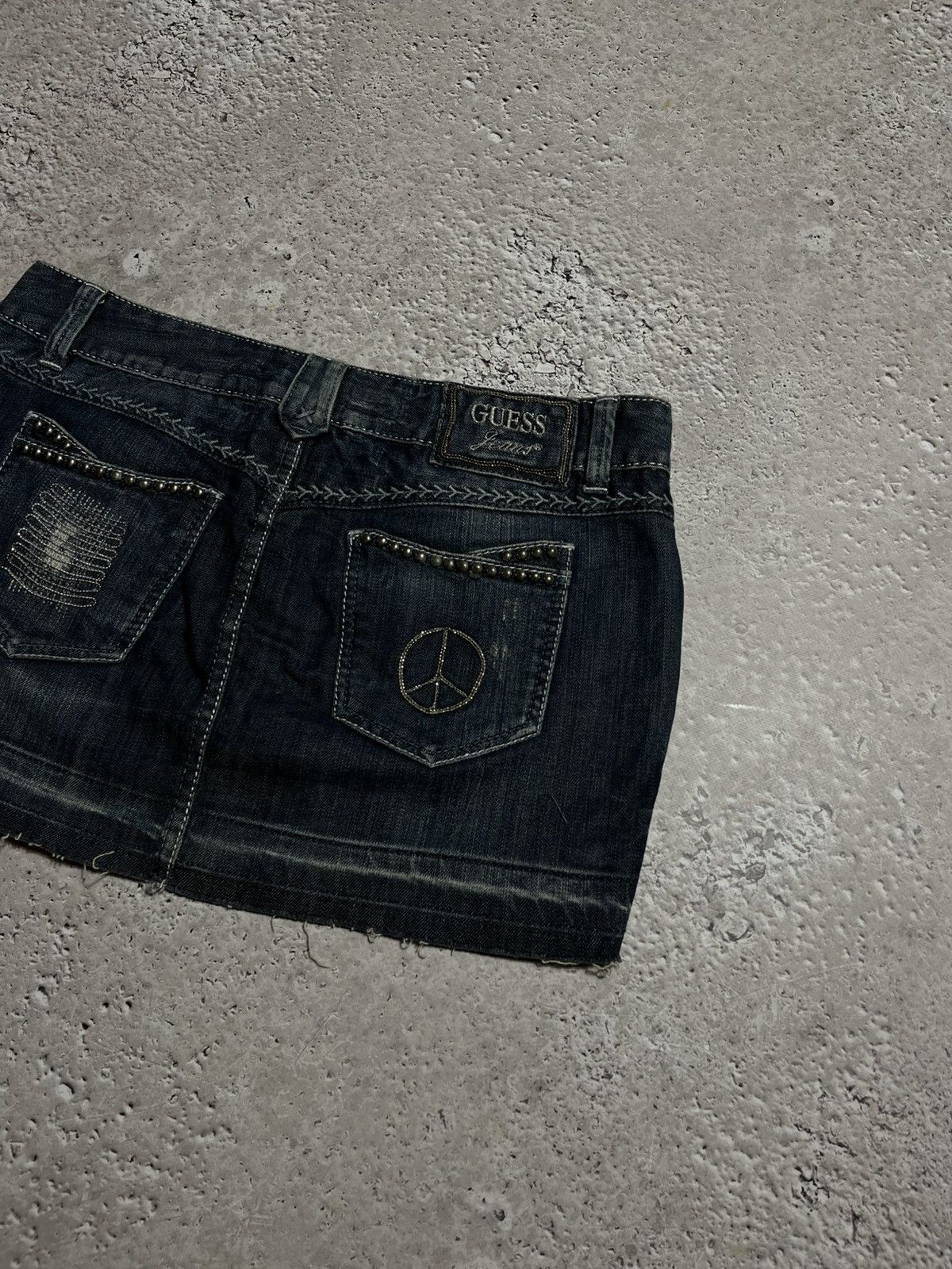 Guess × Vintage Y2K Guess Jeans Peace Patch Mini Denim Skirt Size M Size 30" / US 8 / IT 44 - 2 Thumbnail