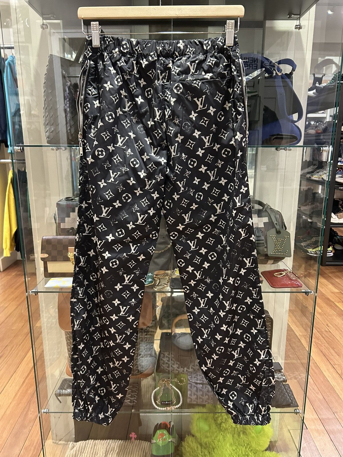 Louis Vuitton Louis Vuitton Nylon Stencil Monogram Pants Size 25" / US 0 / IT 36 - 2 Thumbnail