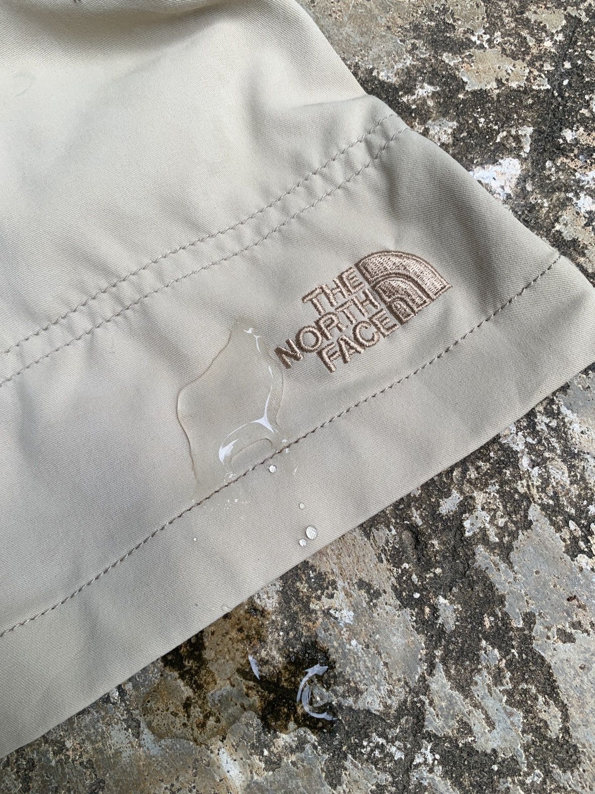The North Face × Vintage 2000s The North Face Waterproof Outdoor Hiking Shortpants Size 29" - 2 Thumbnail