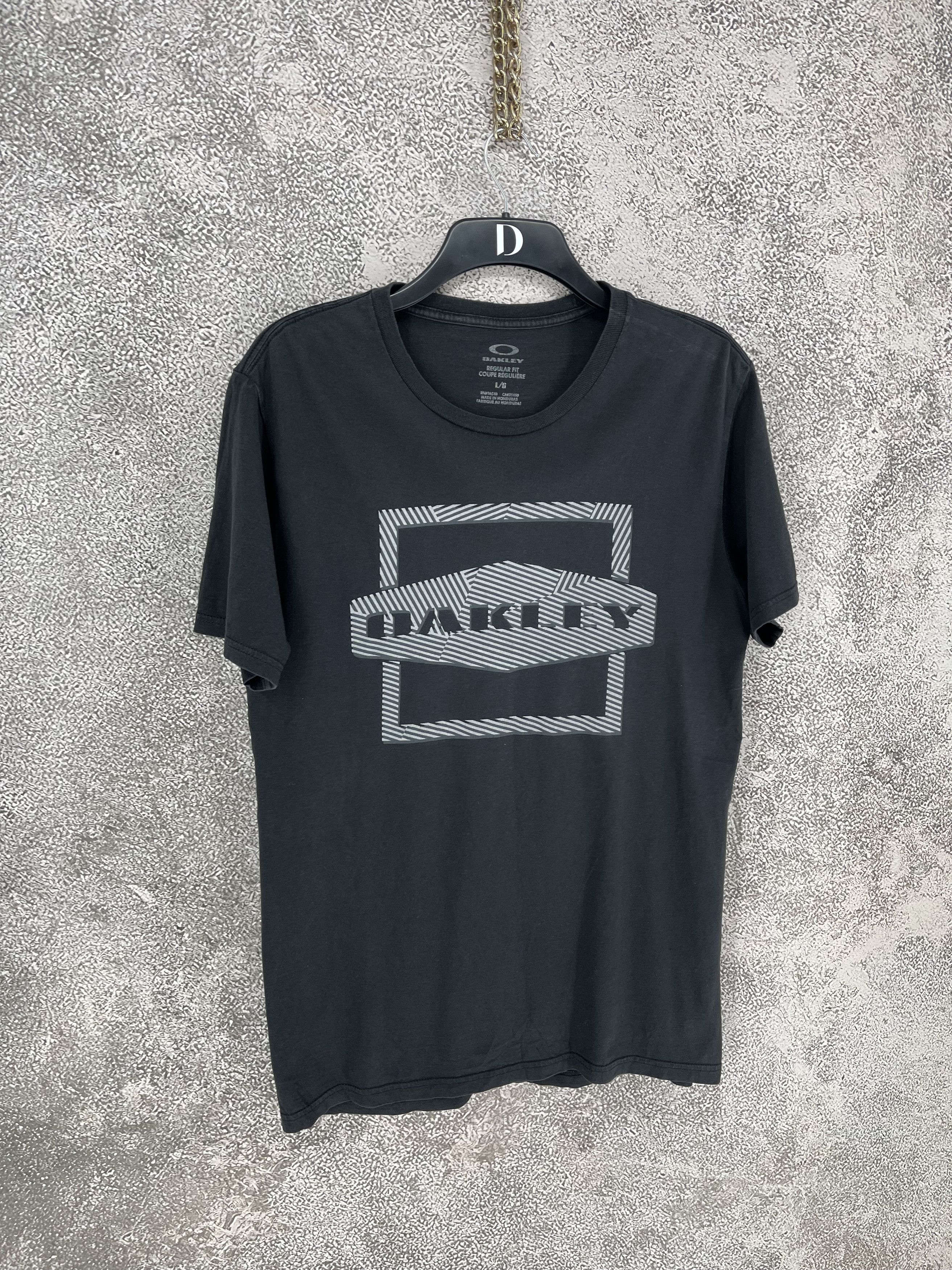 Oakley Oakley Vintage 3D Logo Y2K Archival 90s T shirt Size US L / EU 52-54 / 3 - 2 Thumbnail