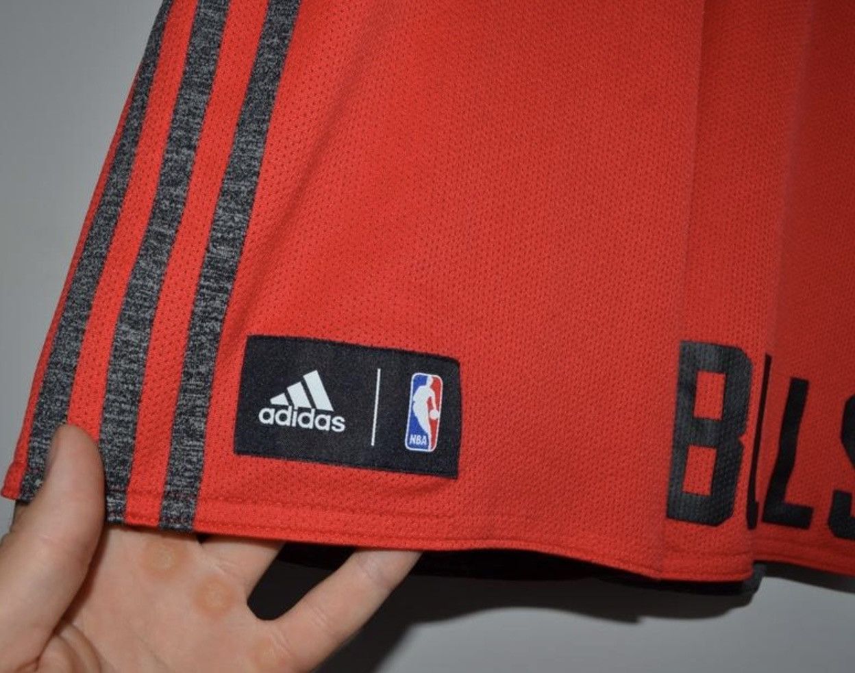 Adidas Adidas NBA Bulls Shorts Two-sided Red/Gray Mens Size XS Size US 29 - 4 Thumbnail