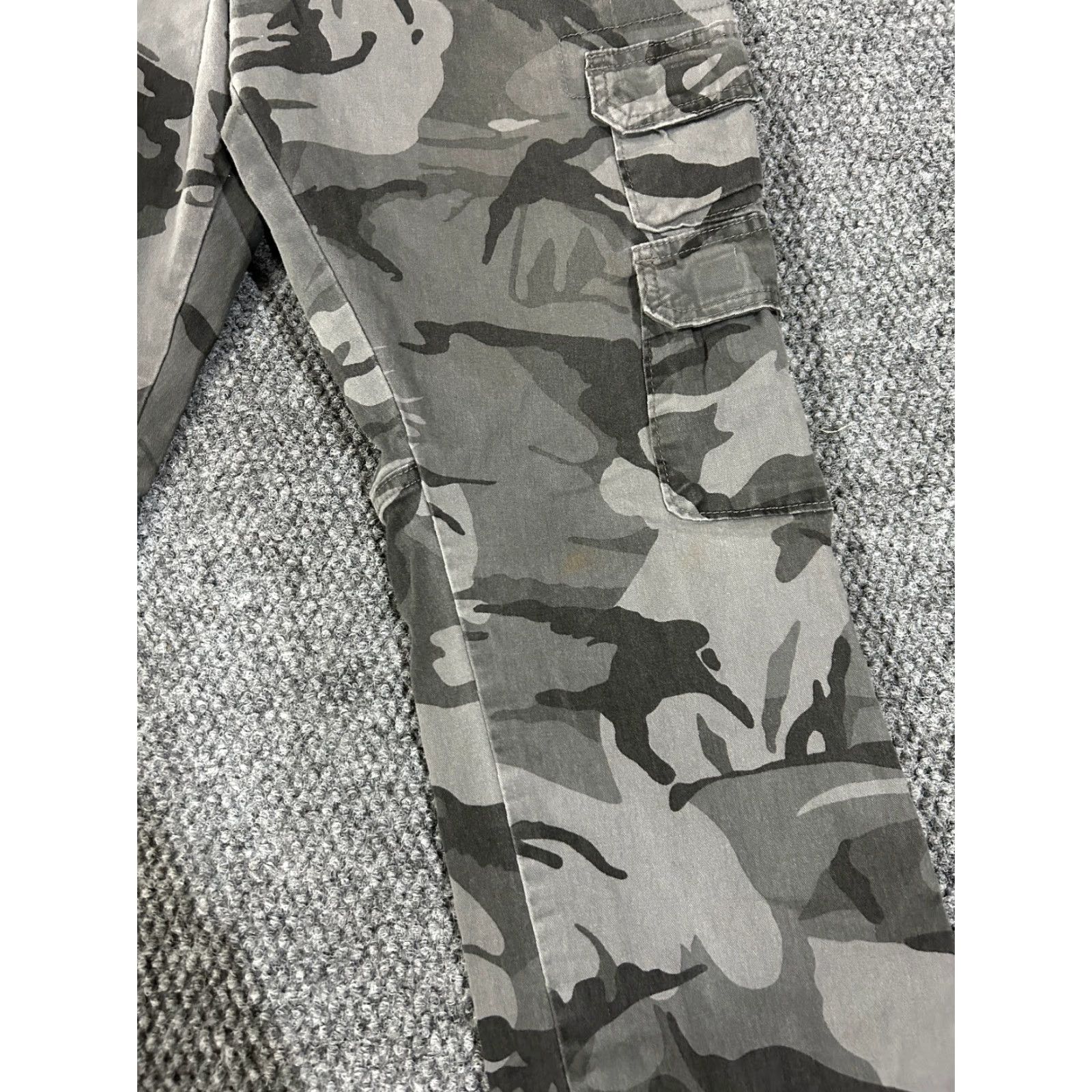 Wrangler VINTAGE? No. Wait avoid extra. Title: Wrangler Cargo Pants Mens 34x30 Gray Camo Regular Taper Tactical Utility Cargo Pants Mens 34 Gray Size US 34 / EU 50 - 3 Thumbnail
