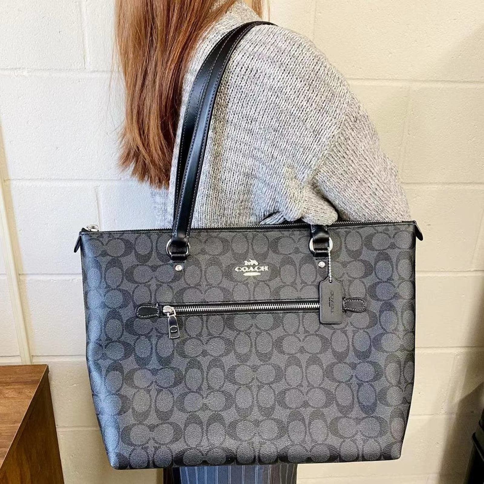 image of Coach 79609 Gallery Tote In Signature Canvas Graphite/black in Grey, Women's