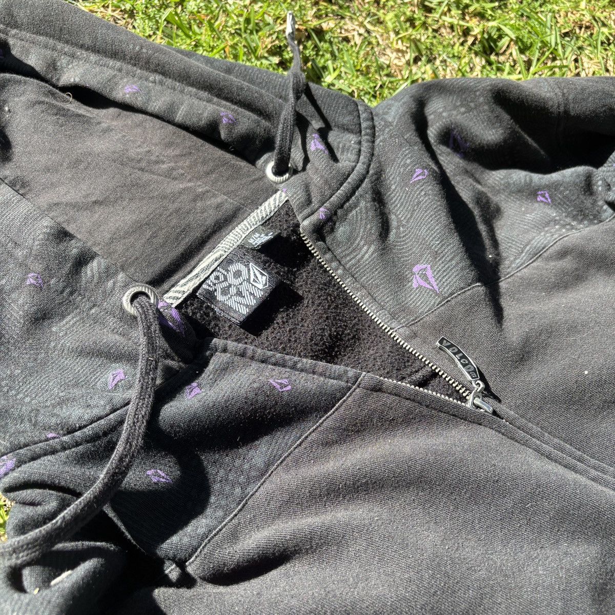 Volcom 2000s faded black Volcom zip up hoodie with purple accents Size US M / EU 48-50 / 2 - 2 Thumbnail