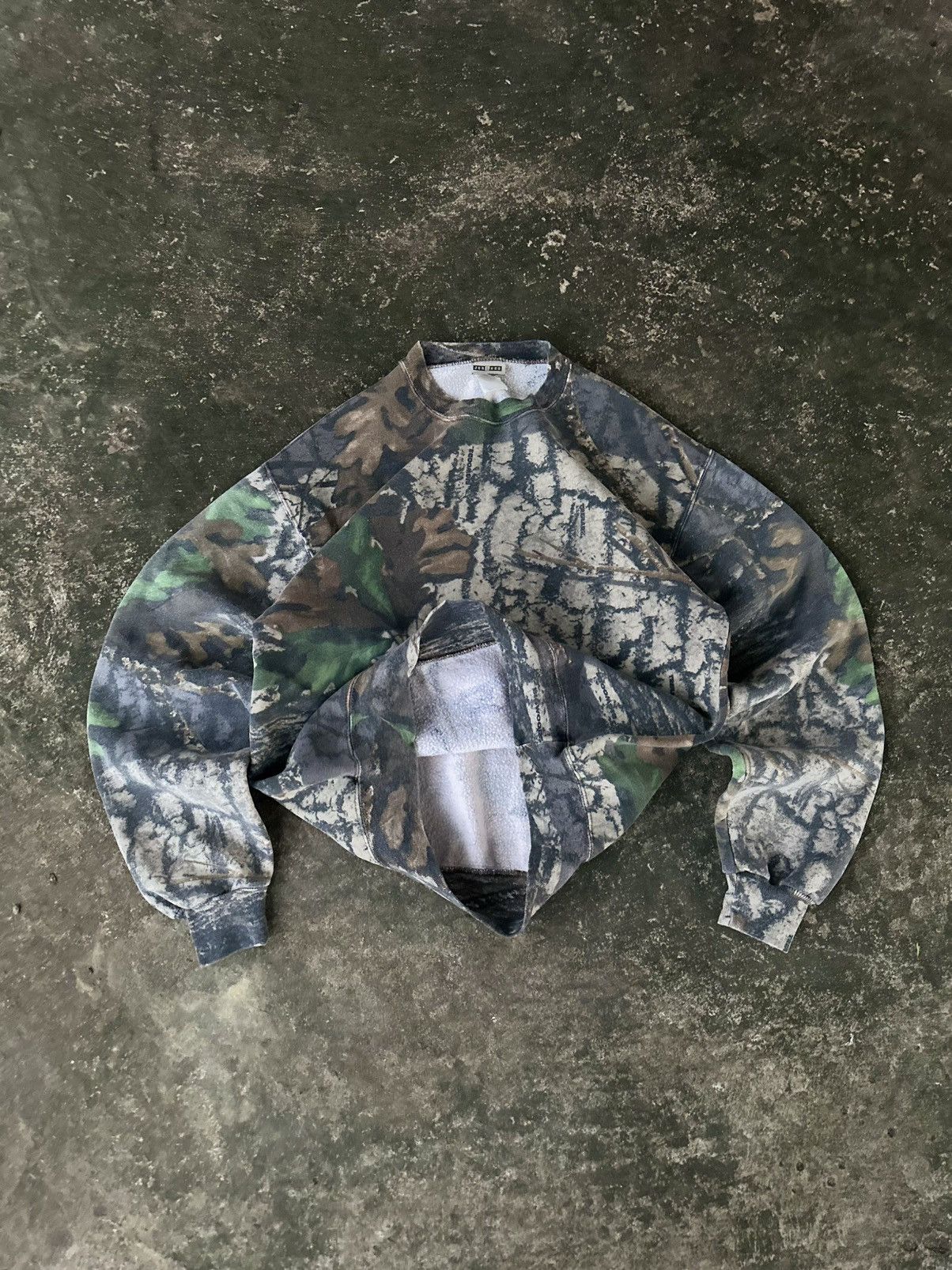 Realtree Crazy Vintage 00s Realtree Camo Crewneck Carhartt Style Size US S / EU 44-46 / 1 - 2 Thumbnail