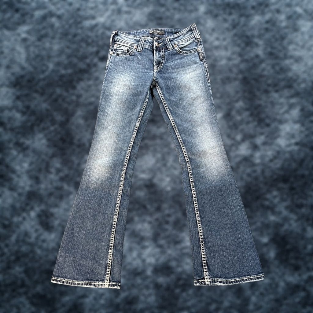 Silver Jeans Co. VINTAGE Silver Jeans Suki Jeans Womens 26x28 Low Rise Light Wash Contrast Stitch Y2K Bootcut Womens Bohemian Blue 26 28 Inseam Mens? Size 26" / US 2 / IT 38 - 1 Thumbnail