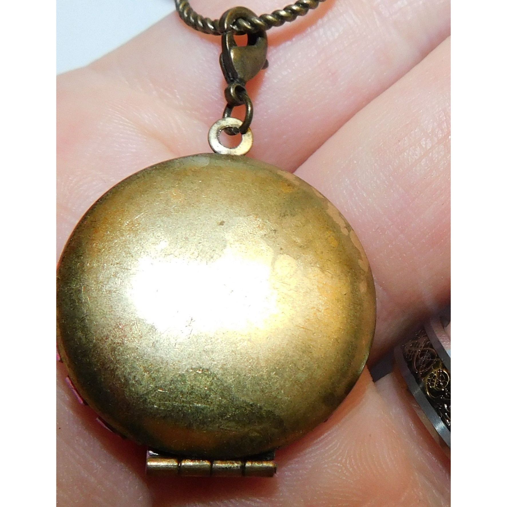 Other Floral Filigree Locket Necklace Gold Tone With Pink Enamel Size ONE SIZE - 3 Thumbnail