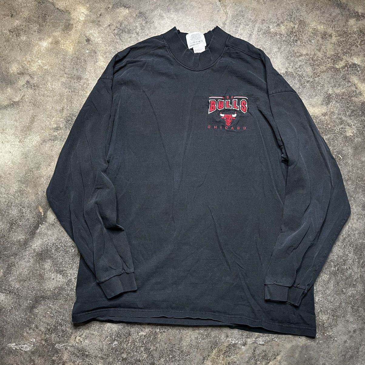 Vintage vintage chicago bulls distressed black longsleeve tshirt Size US XL / EU 56 / 4 - 1 Thumbnail