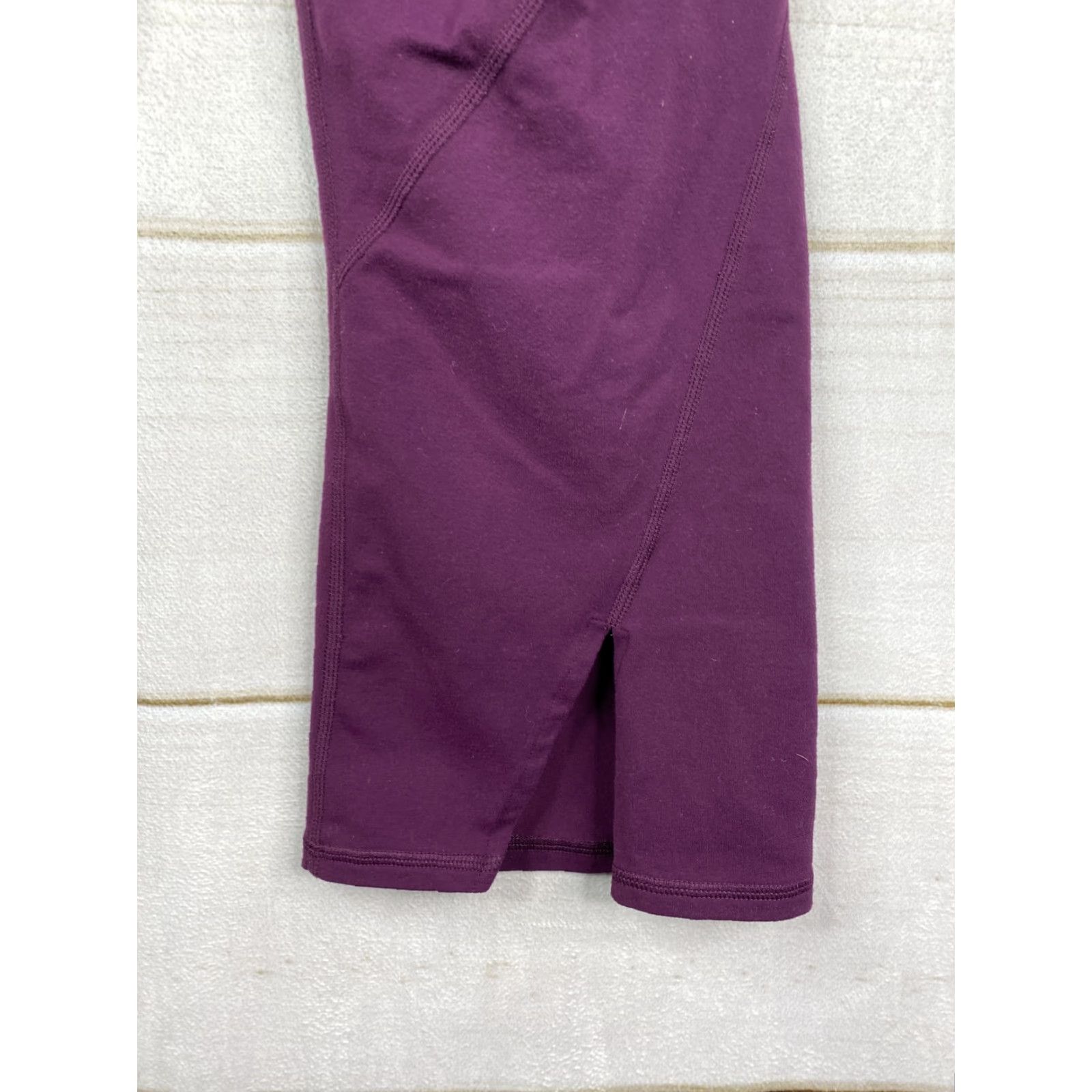 Athleta Athleta Leggings Womens S Purple Straight Leg Cropped Hidden Pocket Running Gym Size 28" / US 6 / IT 42 - 4 Thumbnail