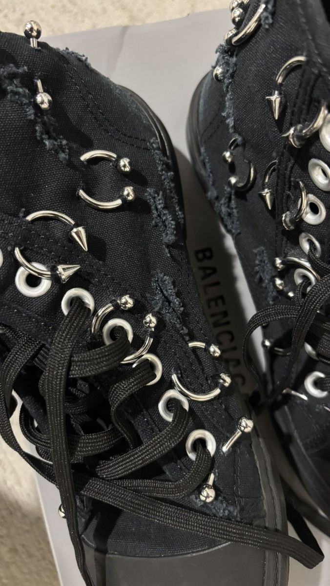 Balenciaga Balenciaga Distressed Pierced Paris Sneaker Size US 9 / EU 42 - 8 Thumbnail