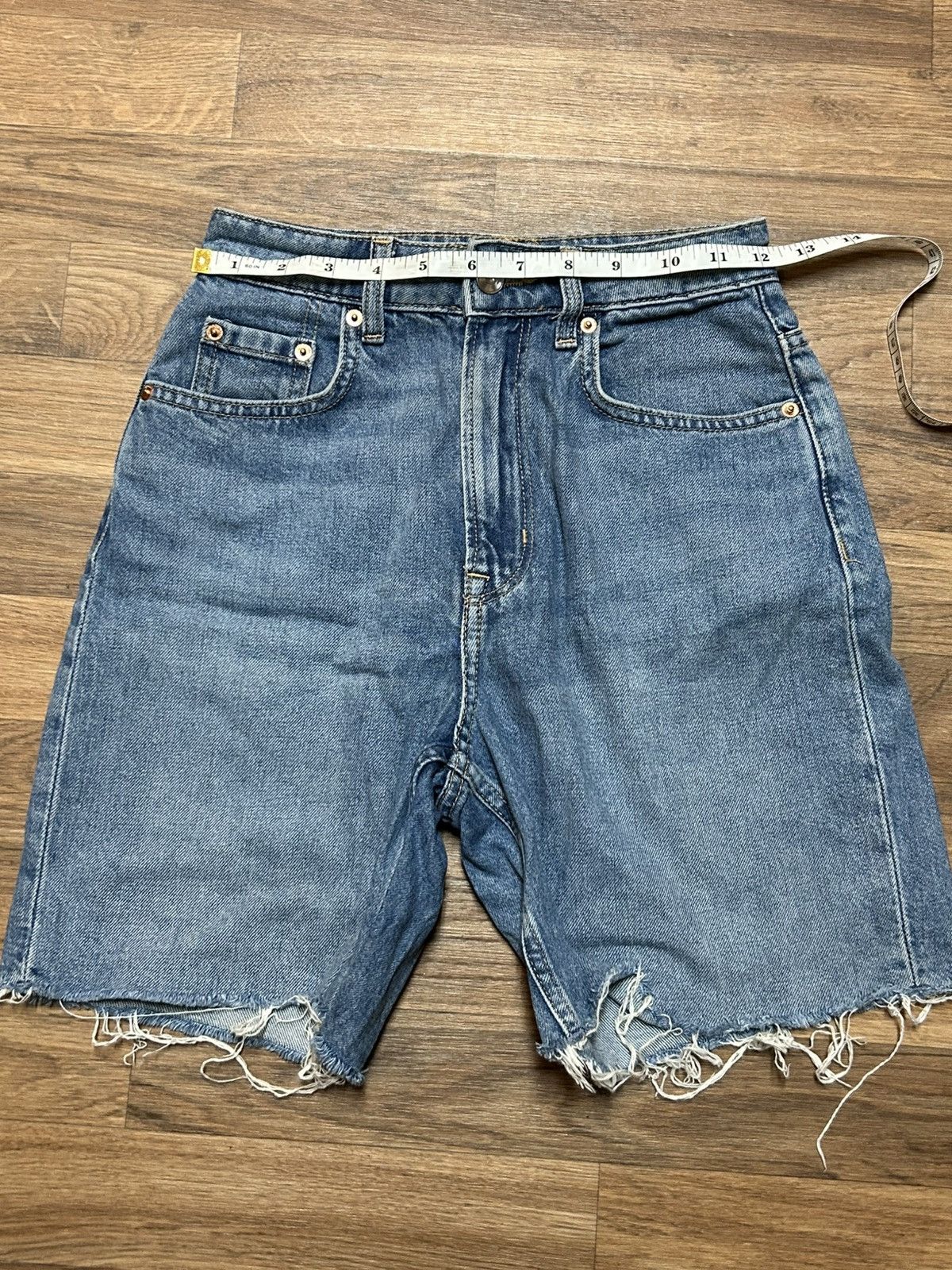 Divided Divided H&M women's raw frayed hem medium wash denim shorts Size 24" / US 00 / IT 34 - 3 Thumbnail