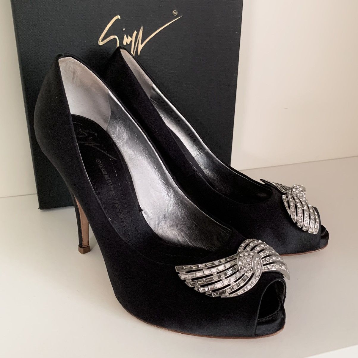 Giuseppe Zanotti Giuseppe Zanotti crystal bow black satin pumps Size US 6 / IT 36 - 2 Thumbnail