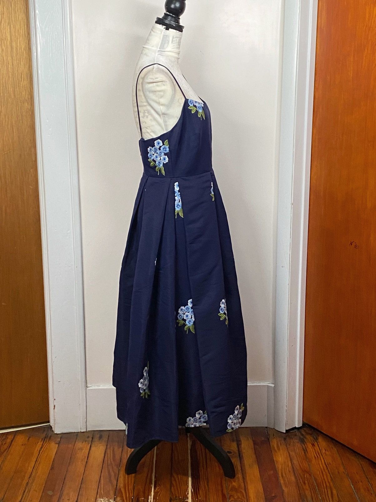 Sachin & Babi Sachin & Babi Pleated Embroidered Midi Dress size 10 Size L / US 10 / IT 46 - 8 Thumbnail