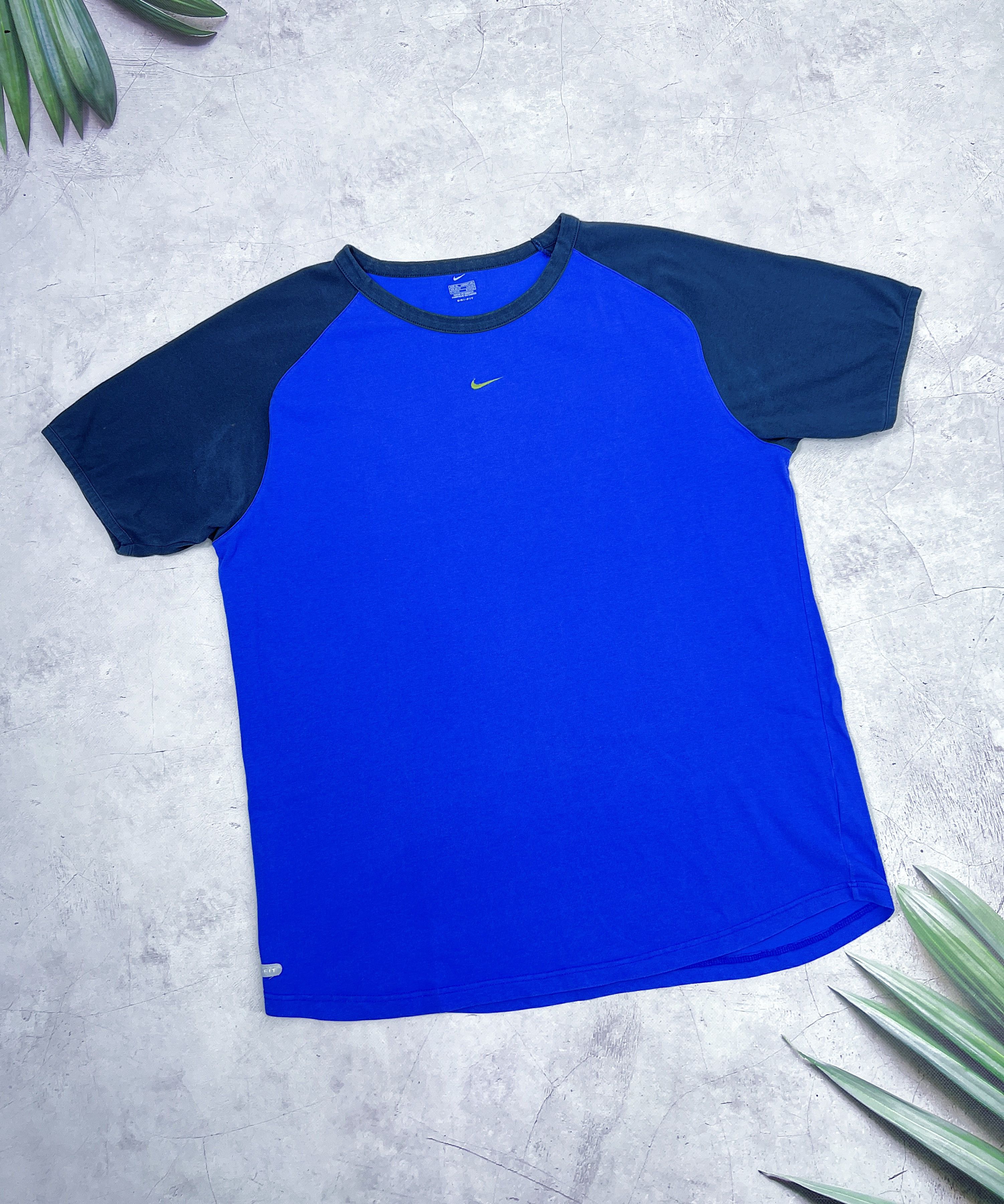Nike × Vintage Vintage Nike T-Shirt Central Swoosh Logo Size US L / EU 52-54 / 3 - 1 Thumbnail