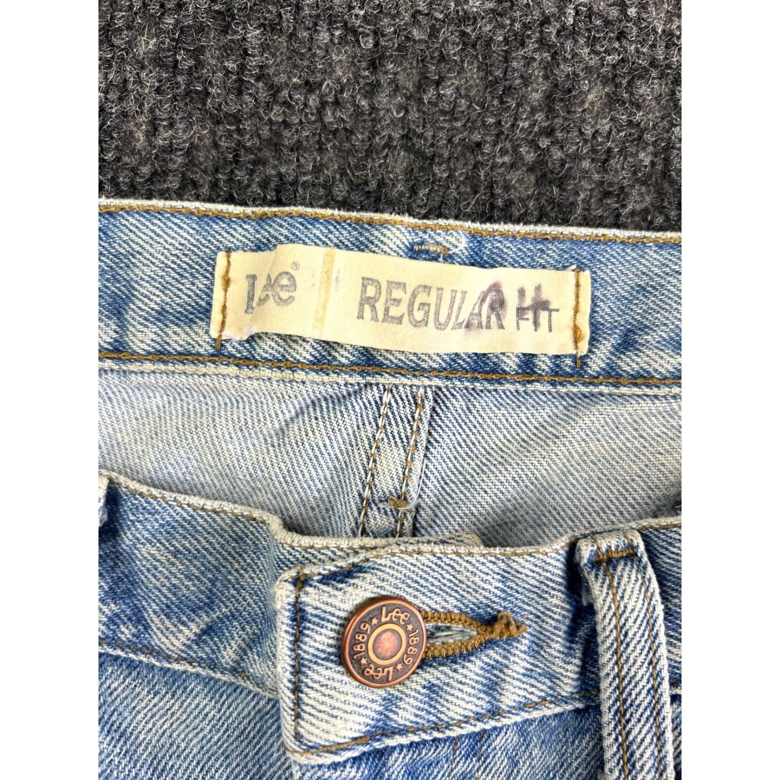 Lee VINTAGE Lee Jeans Mens 34 x 32 Denim Distressed Light Blue Wash Grunge 90s Retro Hipster City Cowboy Straight 5-Pocket Design Mens Size US 34 / EU 50 - 4 Thumbnail
