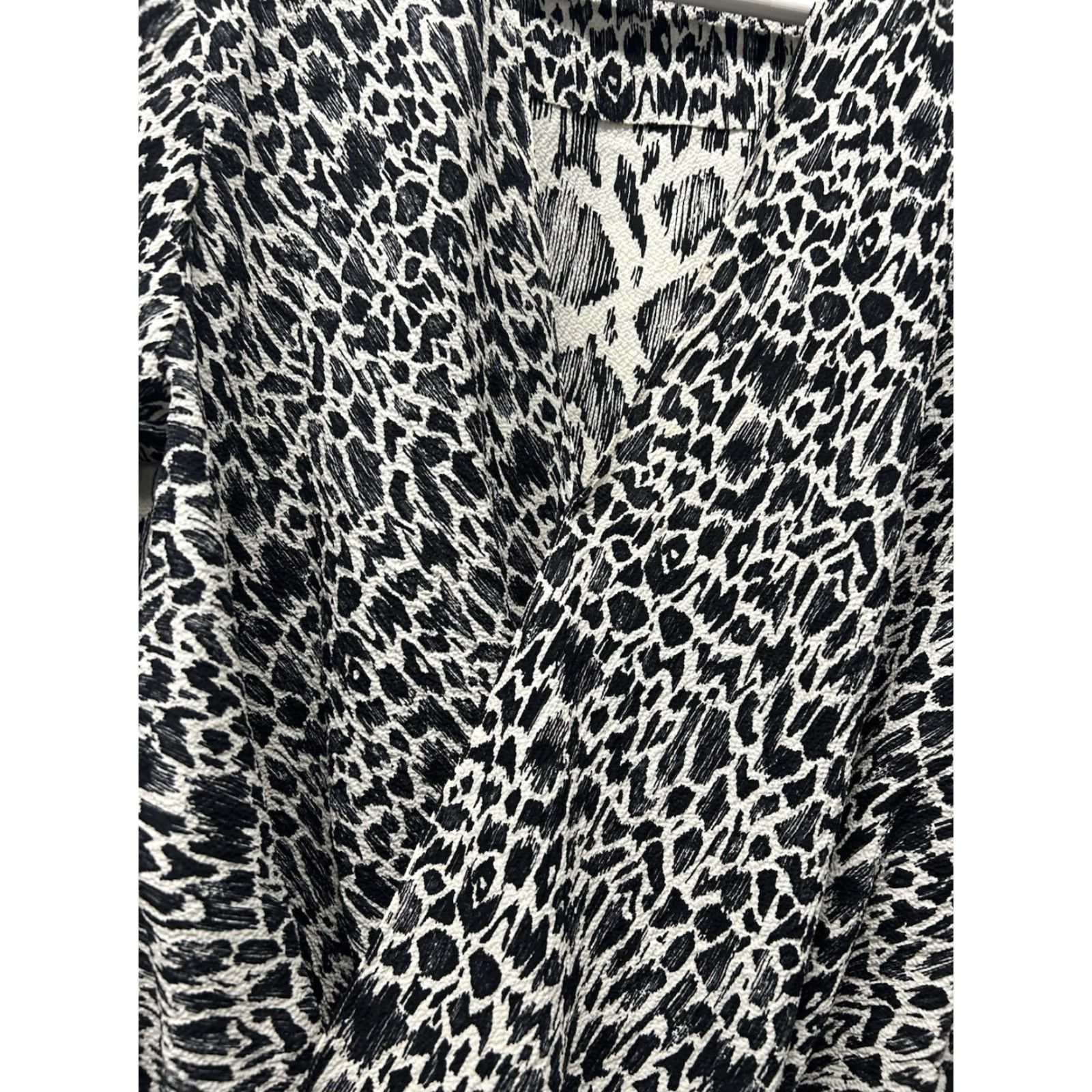 Vintage Derek Lam 10 Crosby Blouse Ice Ivory Leopard V-Neck Long Sleeve Silk Top 2 Women’s Size XS / US 0-2 / IT 36-38 - 7 Thumbnail