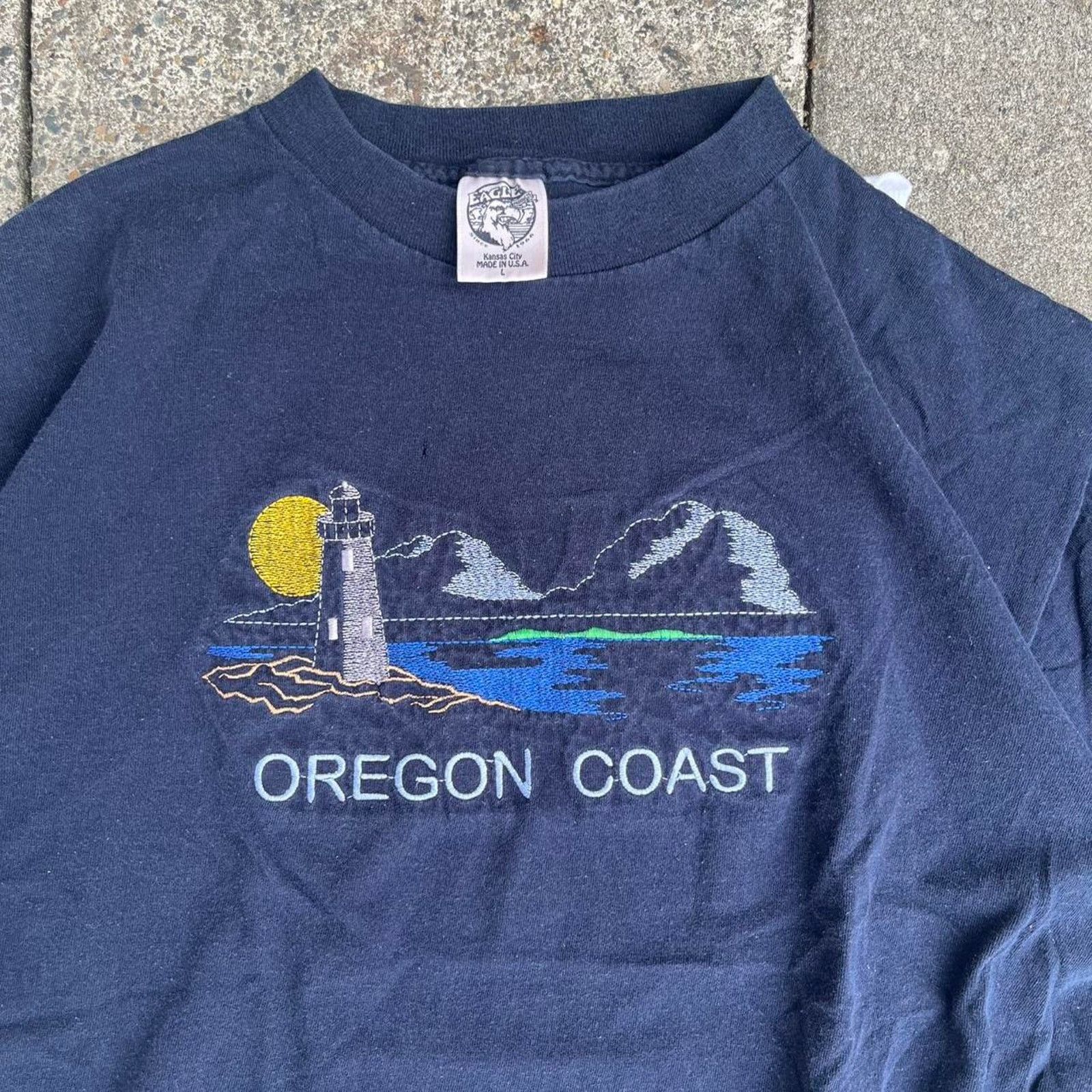 Gildan Vintage Oregon Coast Embroidered Navy Blue Graphic T-Shirt Size US L / EU 52-54 / 3 - 2 Thumbnail