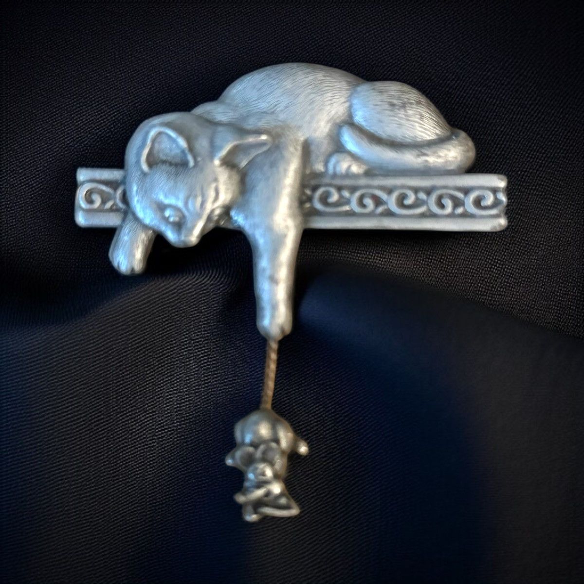 Vintage Vintage Jonette Jewelry pewter cat and mouse brooch Size ONE SIZE - 1 Thumbnail