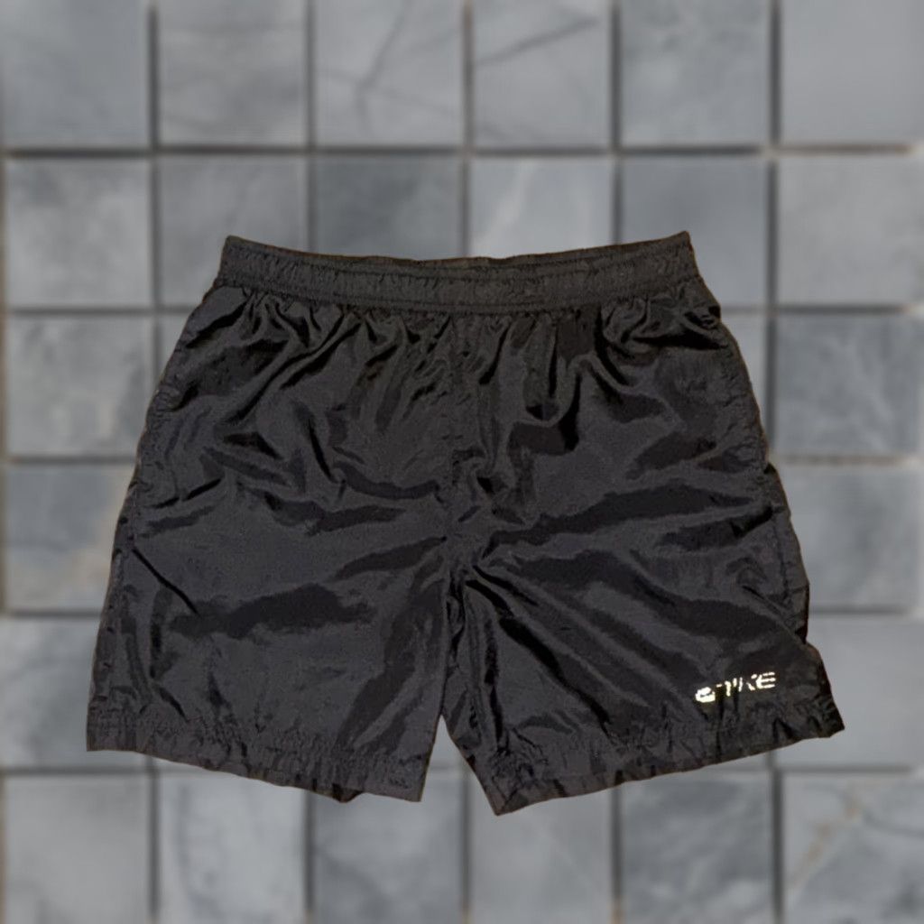 Nike VINTAGE Nike Nylon Shorts Black Large 34 In Stretch 6 In Rise With Pockets Y14 Size US 34 / EU 50 - 1 Thumbnail