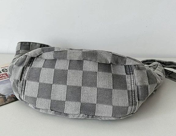 Japanese Brand 2000s aesthetic outdoor checkerboard messenger bag hobo bag Size ONE SIZE - 6 Thumbnail