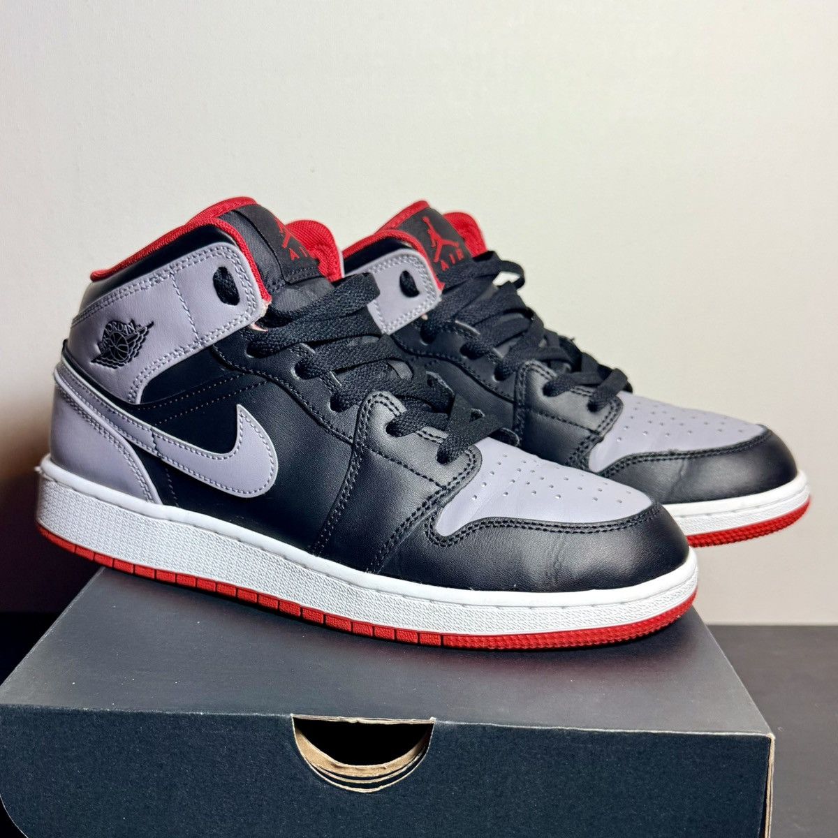 Nike Jordan 1 Mid GS (BIG KIDS) Size US 6.5 / EU 39-40 - 1 Thumbnail