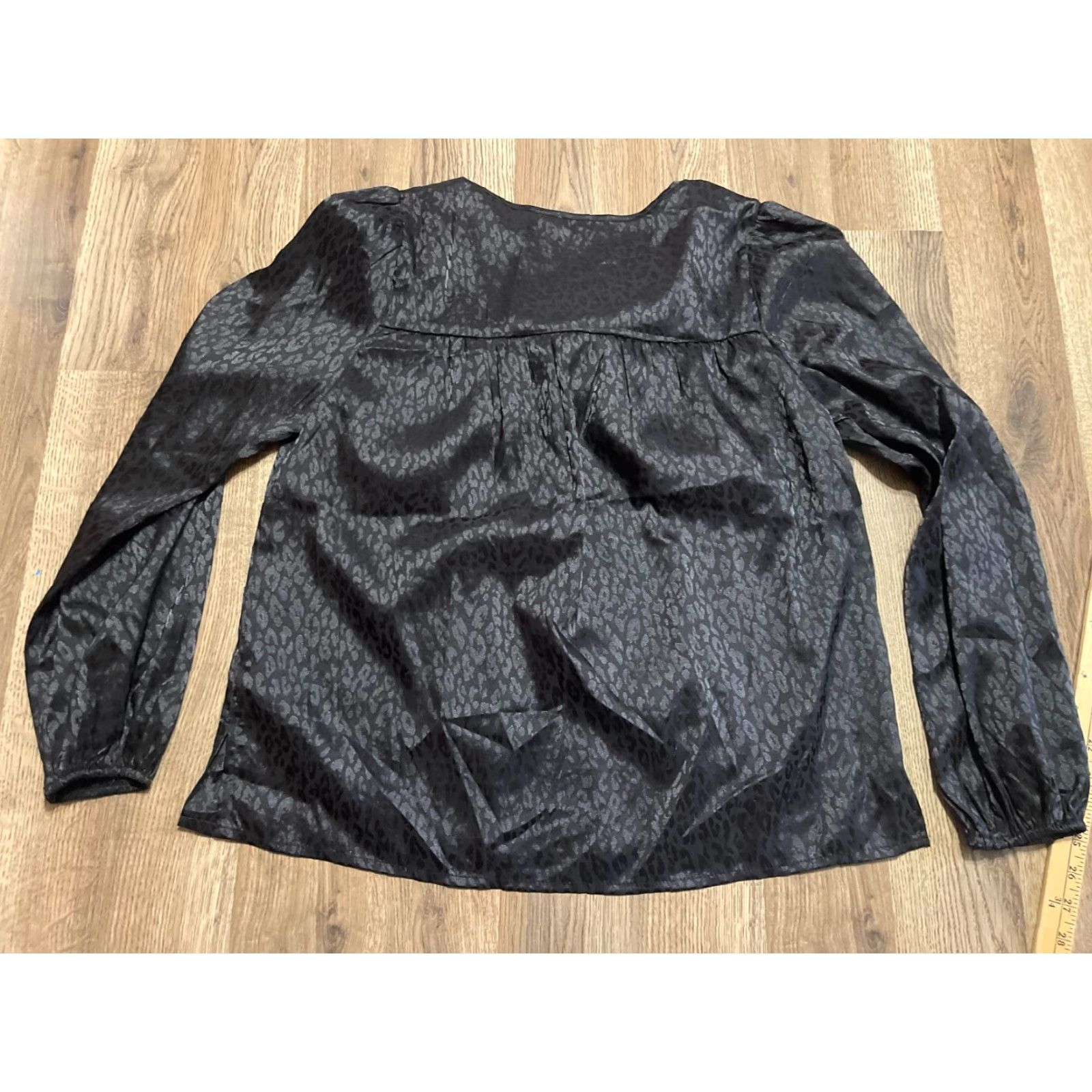 Vintage Andree By Unit Shirt Women's Size Medium Black Cheetah Long Sleeve V-Neck Pattern: Animal Print Modern Casual Mens Womens Boys Girls Size M / US 6-8 / IT 42-44 - 2 Thumbnail