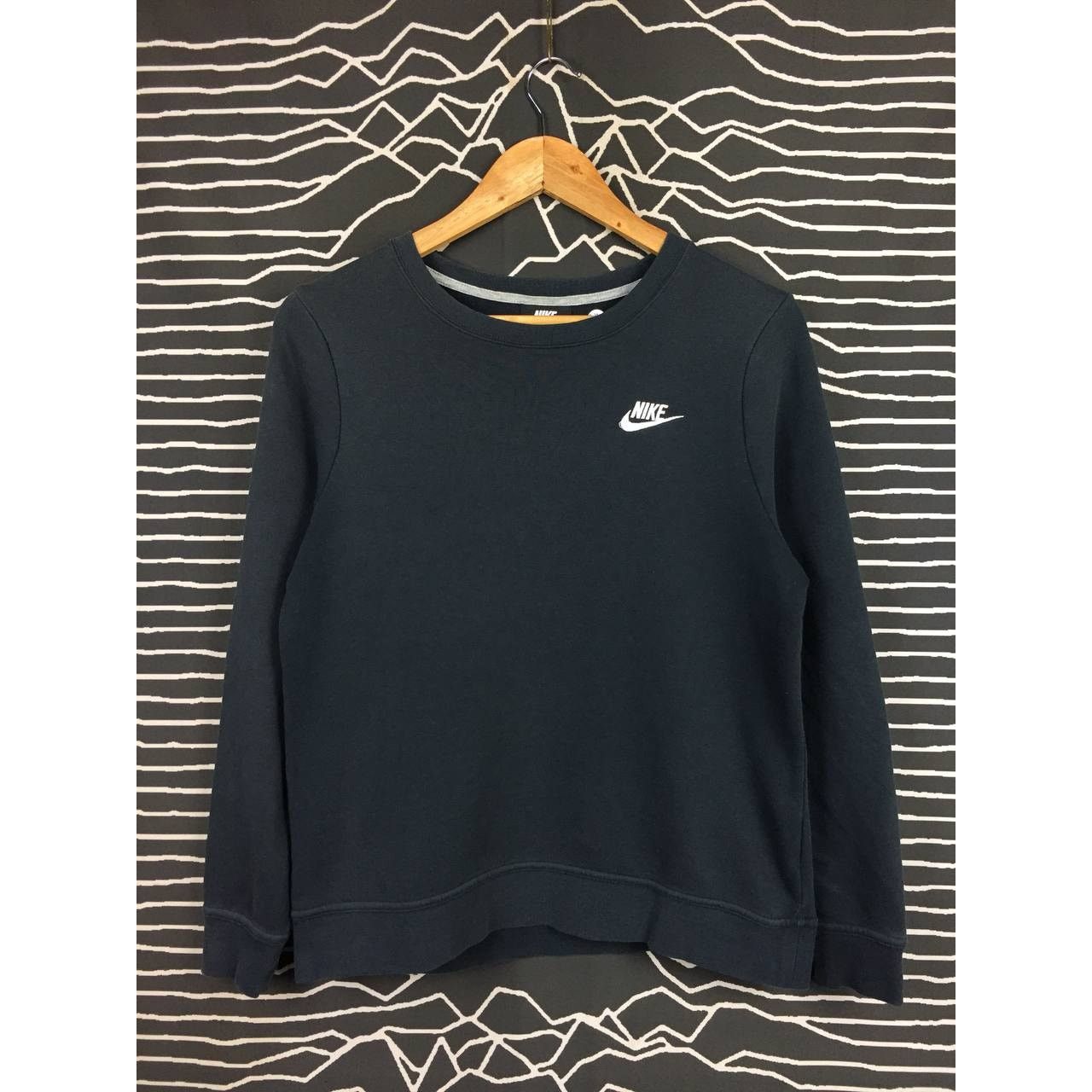 Nike Nike Embroidered Logo Essential Crewneck Sweatshirt Size US M / EU 48-50 / 2 - 1 Thumbnail