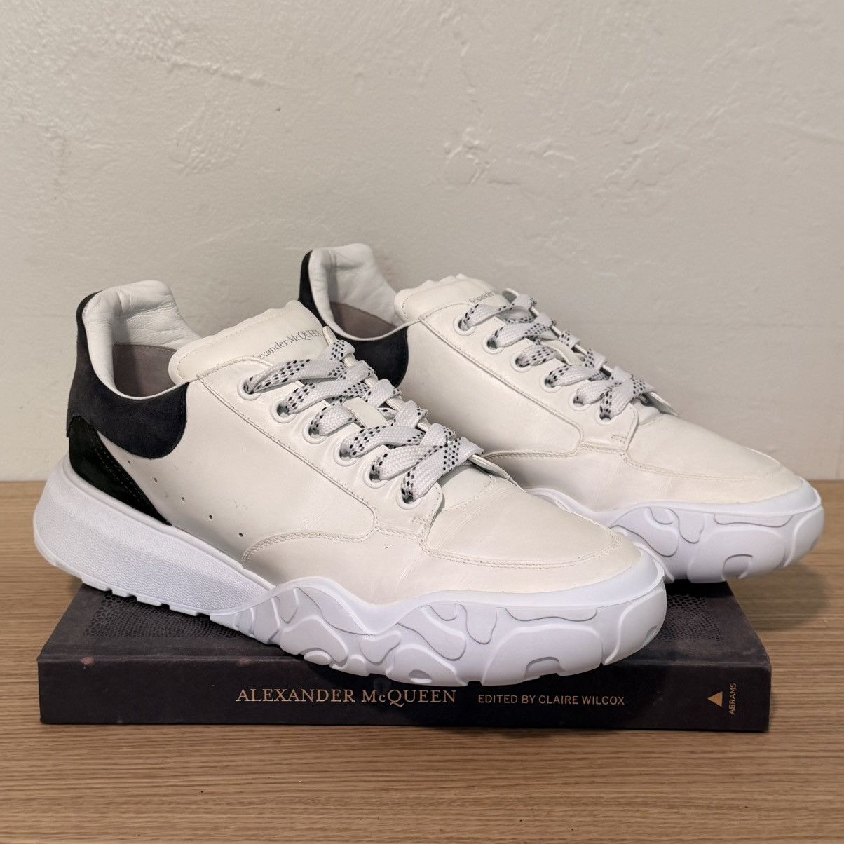 Alexander McQueen Alexander McQueen Court Sneakers Ivory / Navy Green 45 / 12 Size US 12 / EU 45 - 2 Thumbnail