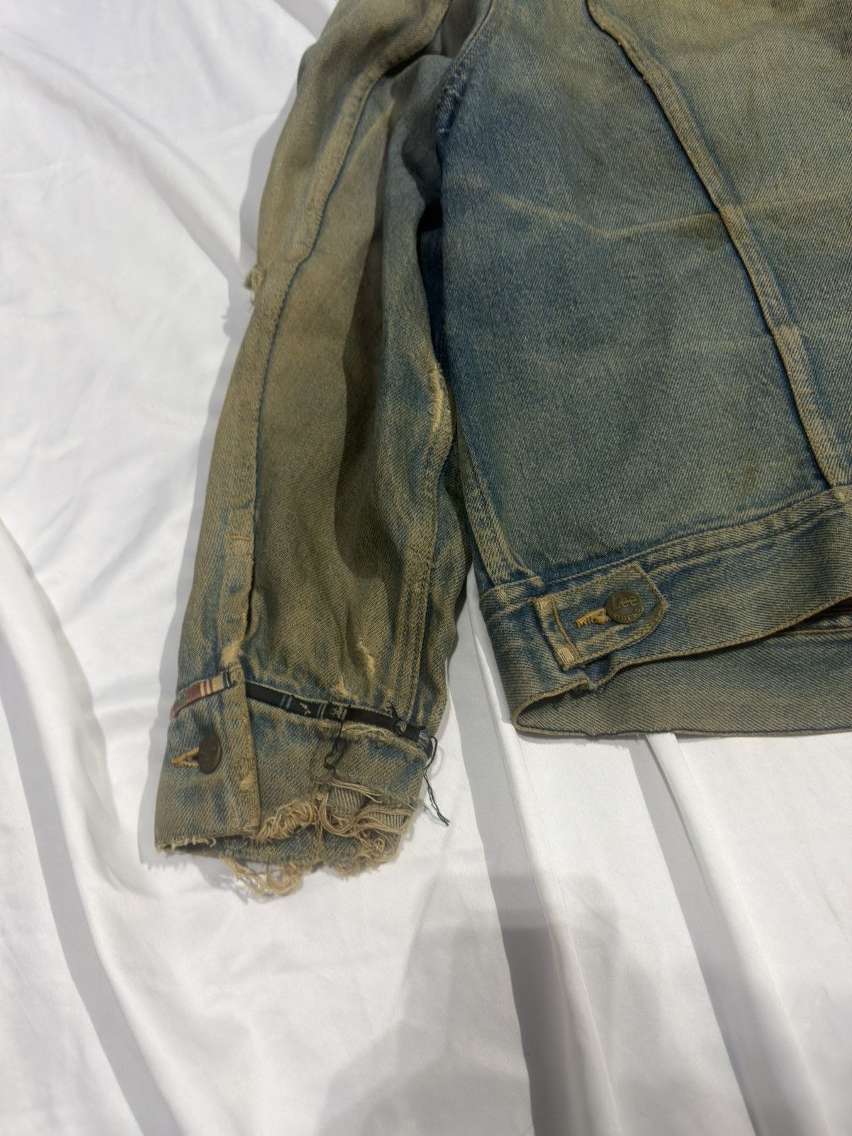 Other Vintage Lee Rider Trucker w/ 80+ Hard Rock Pins Size US L / EU 52-54 / 3 - 6 Thumbnail