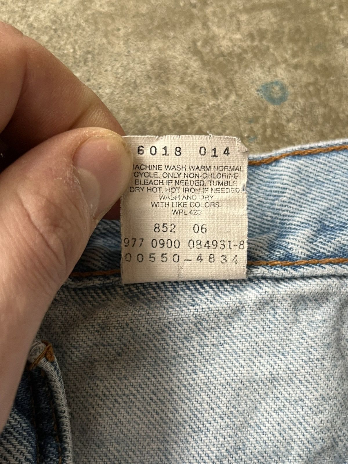 Levi's × Vintage Vintage Levi’s 550 Light Wash Denim Size US 30 / EU 46 - 6 Thumbnail