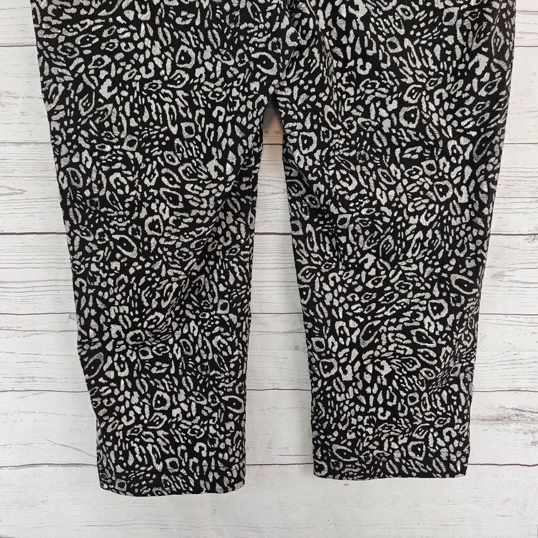 Vintage Chicos Womens Capri Pants Sz 8 Black White Animal Print Mid Rise Rayon Blend Capri Pants Womens 8 Black Animal Print 90s? Size 30" / US 8 / IT 44 - 5 Thumbnail