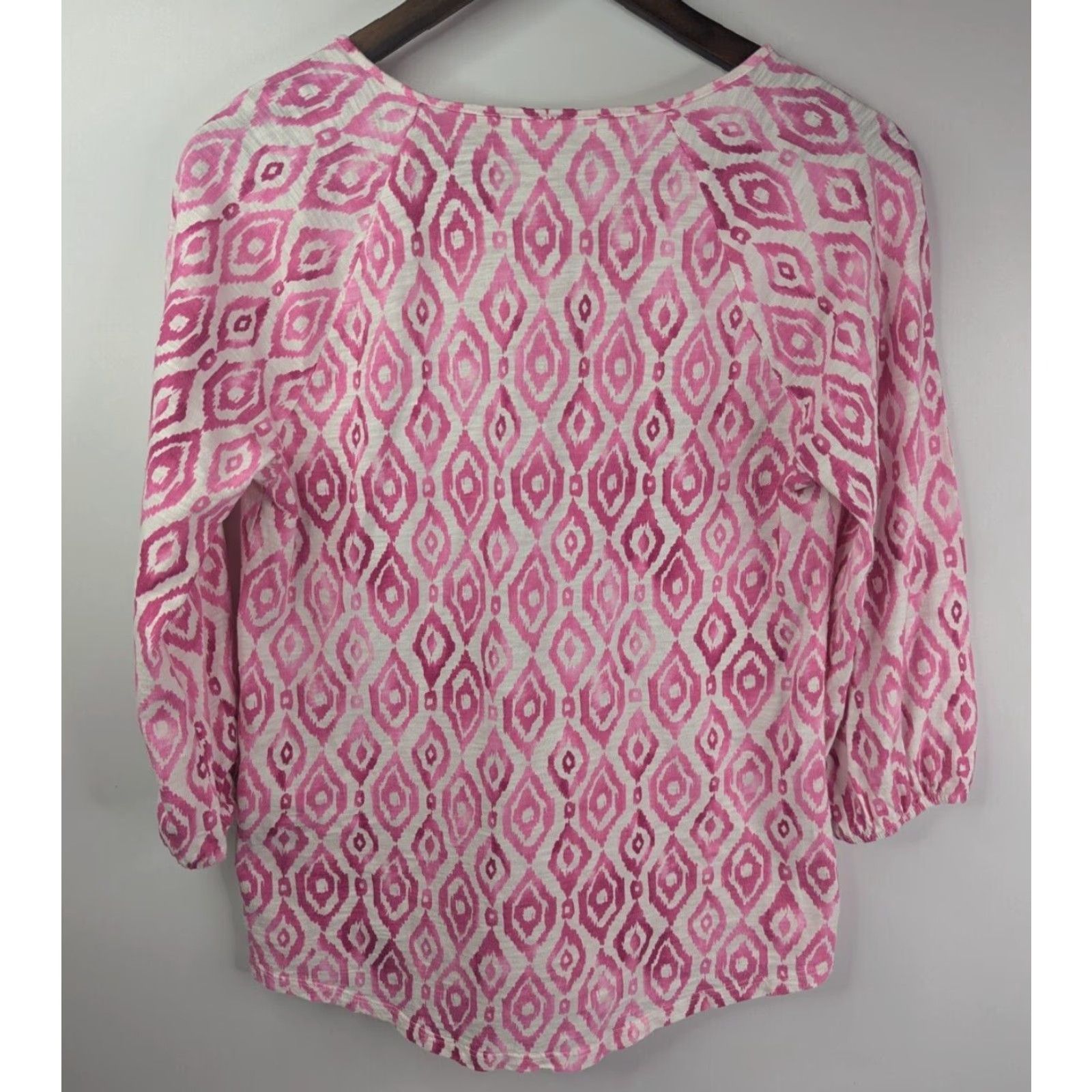 Vintage Chico's Women Top Size 0 (S/4) Knit V-Neck 3/4 Sleeve Pink Geometric T-Shirt Size XS / US 0-2 / IT 36-38 - 3 Thumbnail
