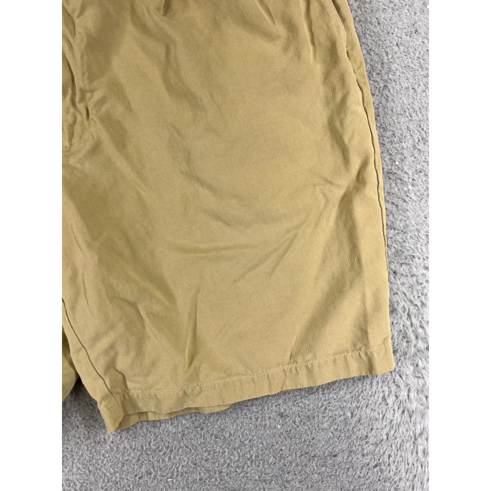 Tommy Bahama Tommy Bahama Shorts Men 38 Khaki Yellow 100% Silk Pleated Bermuda Golf Beach Shirt Size US 38 / EU 54 - 2 Thumbnail