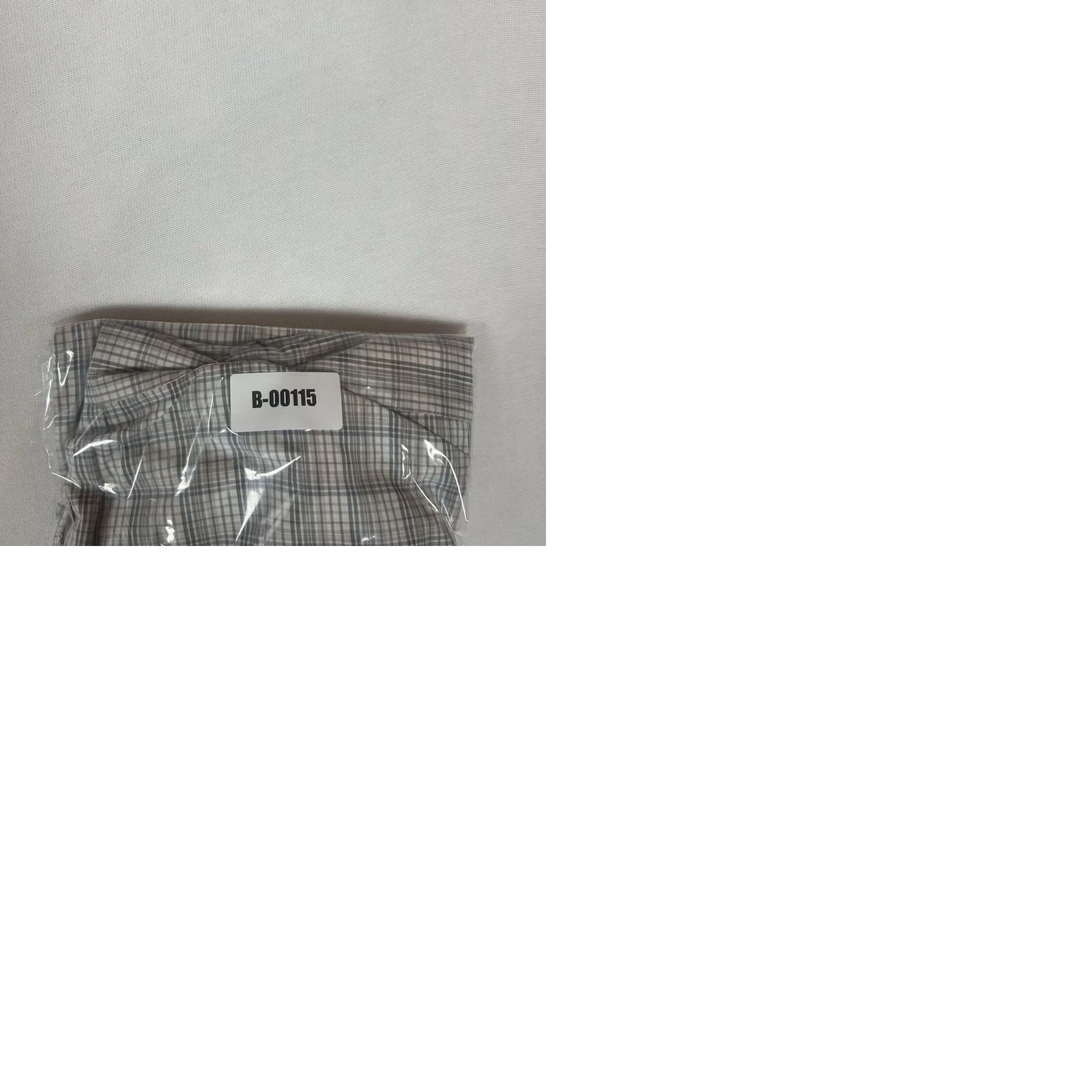 Eddie Bauer Eddie Bauer Button-Up Shirt Men XL Gray Plaid Wrinkle Resistant Short Description: Classic Fit Size US XL / EU 56 / 4 - 9 Thumbnail