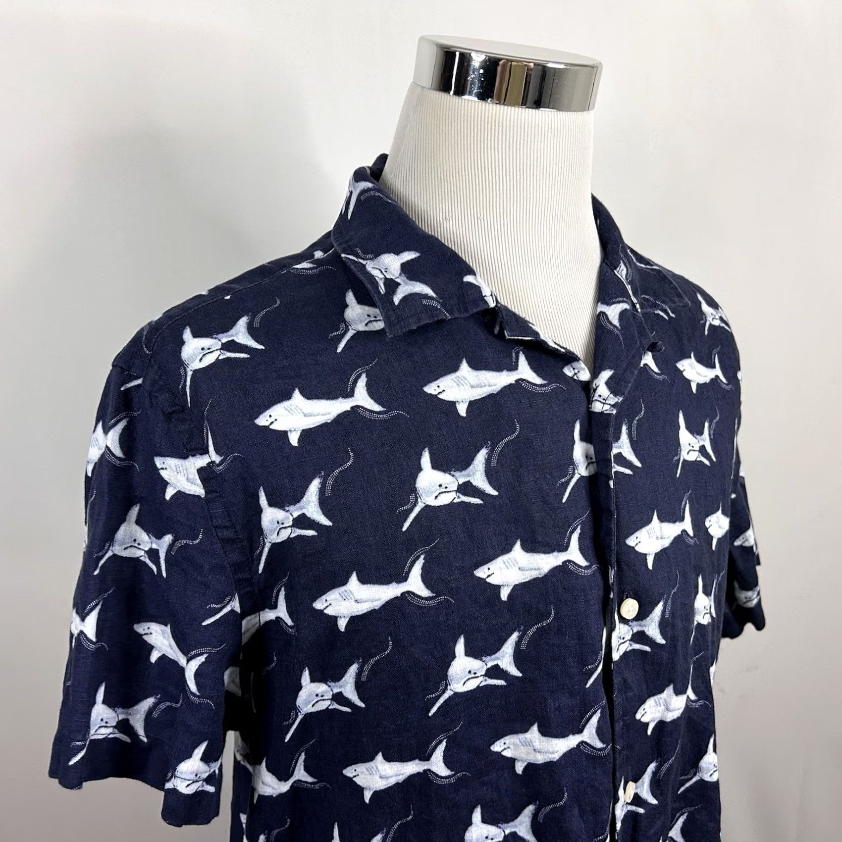 UNTUCKit UNTUCKit x David Hart XL Slim Fit Shirt 100% Linen Sharks Allover Short Sleeve Blue Linen Button-Up Mens Regular XS? Wait - No. Size US XL / EU 56 / 4 - 2 Thumbnail