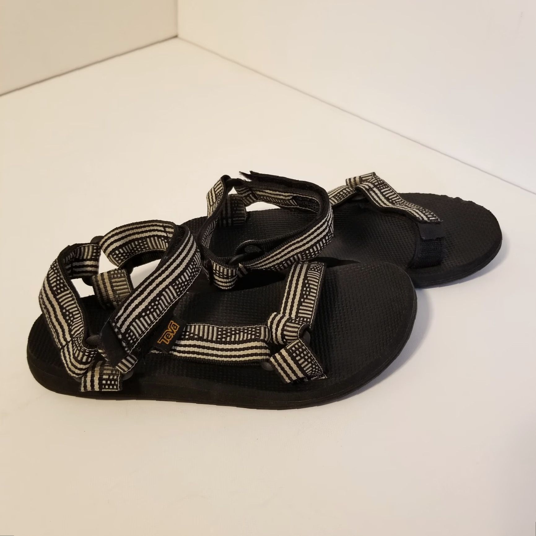 Teva TEVA Women's Strappy Sandals, Size 5, Black, Colorful Style, Model F3018D Size US 5 / IT 35 - 2 Thumbnail