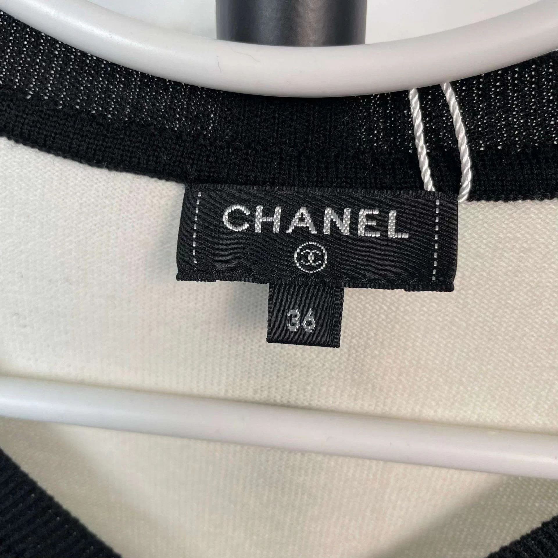 Chanel Chanel white V-neck sweater 36 Grade A no accs Size XS / US 0-2 / IT 36-38 - 4 Thumbnail