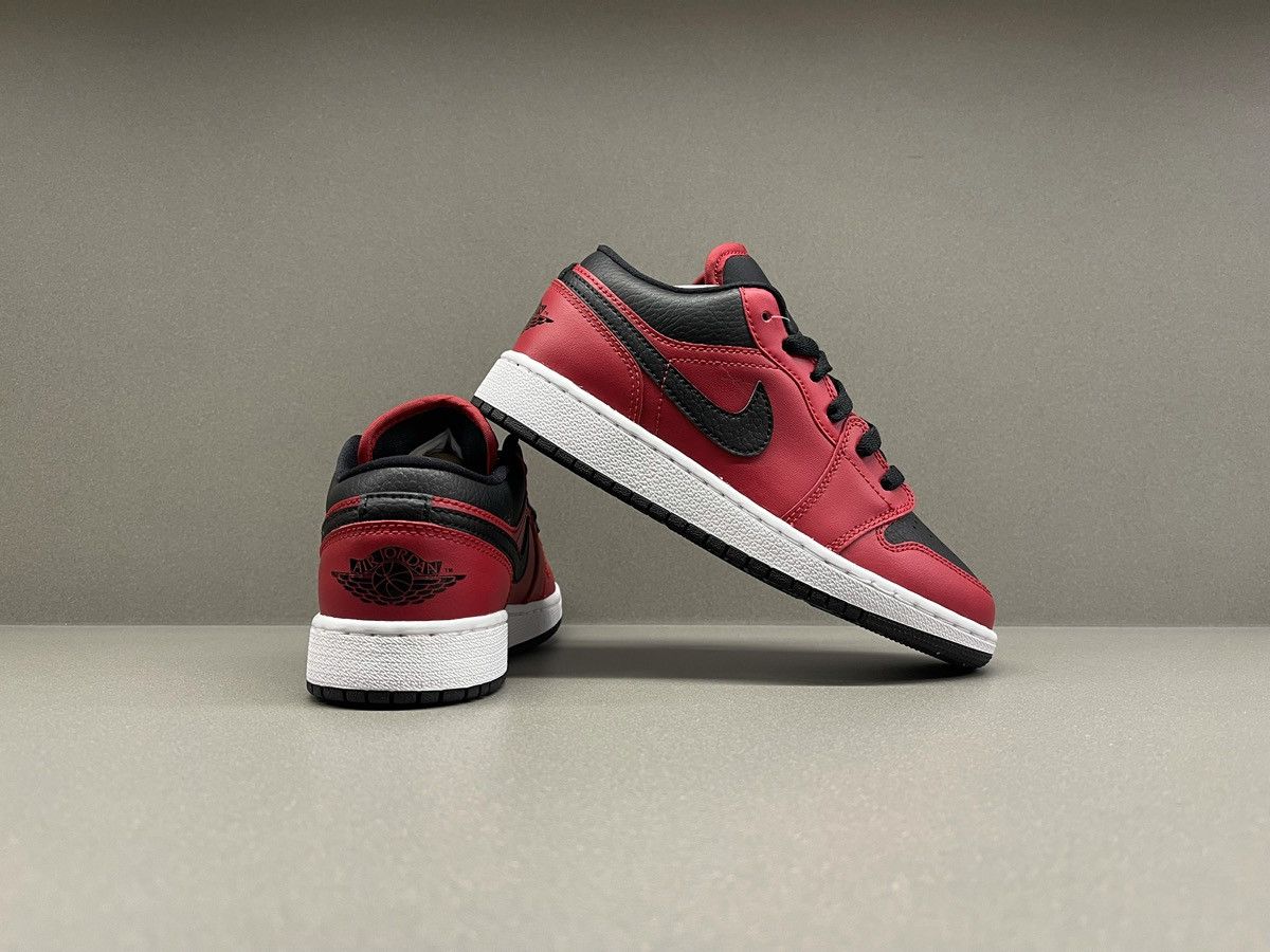 Jordan Brand Nike Jordan 1 Low Gym Red Black Pebbled GS Size US 6 / IT 36 - 7 Thumbnail