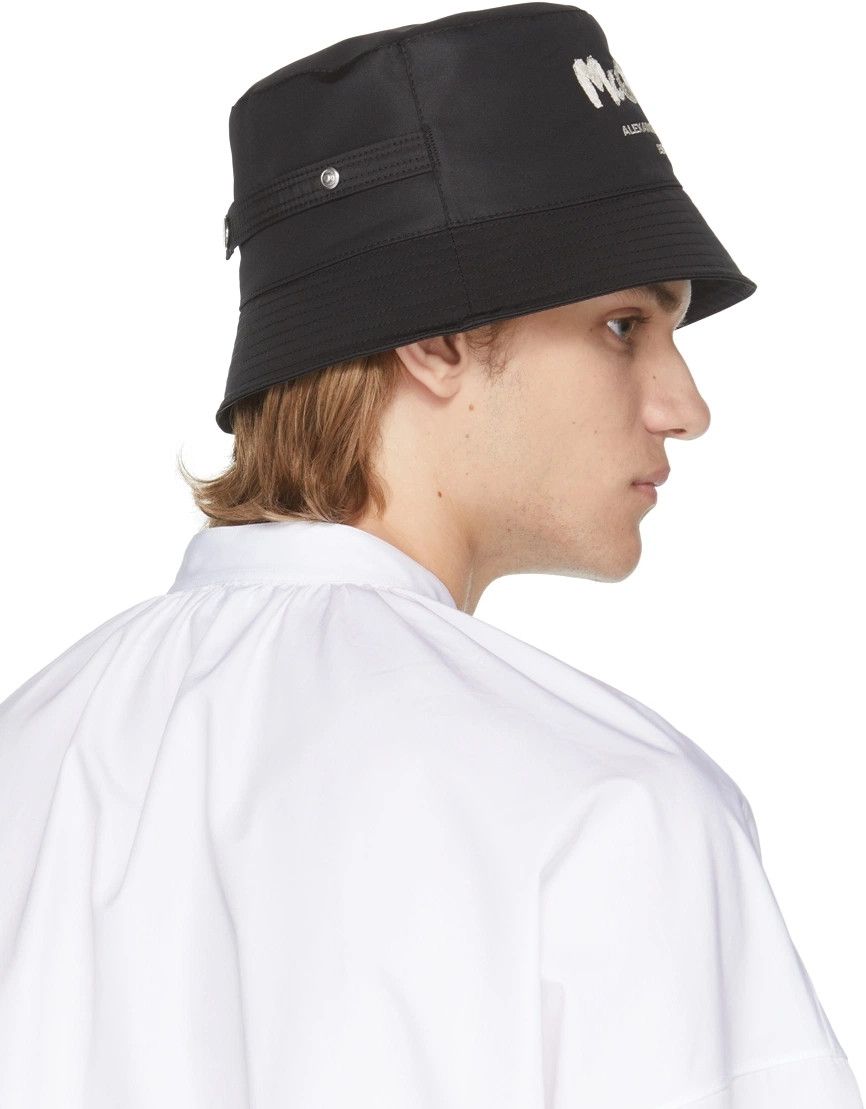 Alexander McQueen o1y1224 Size: 7 / (Cap & Hat) in Black Size ONE SIZE - 3 Thumbnail