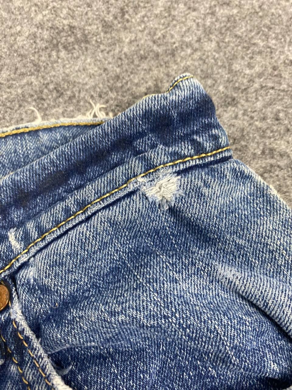Levi's vintage levis 550 relaxed tapered distressed denim Size US 33 - 14 Thumbnail